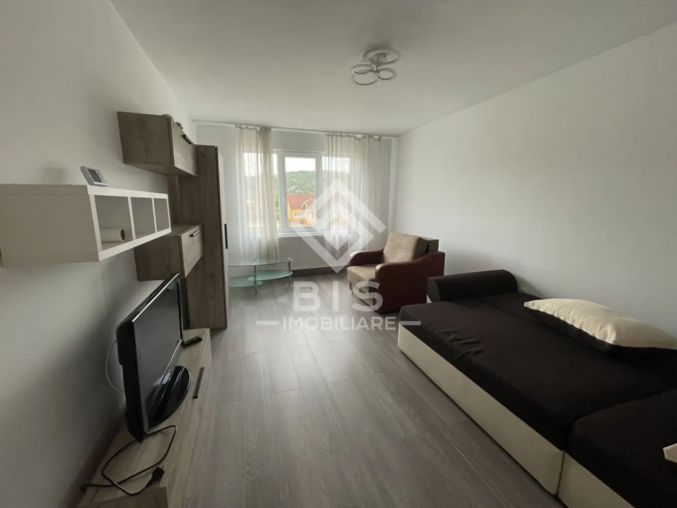 Apartament 2 camere | 55 mp utili - Ofer spre închiriere un apartament modern și extrem de primitor, cu o suprafață utilă de 55 mp, situat la etajul 2. 
✨ Dotări și avantaje:
Compartimentare optimă: Spațios, aerisit și bine gândit.
Etaj intermediar: Considerat cel mai confortabil și căutat etaj.
Luminozitate maximă: Orientare ideală către soare.
Zonă excelentă: Oază de liniște datorită proximității apei, dar cu acces rapid către punctele de interes (magazine, transport în comun).