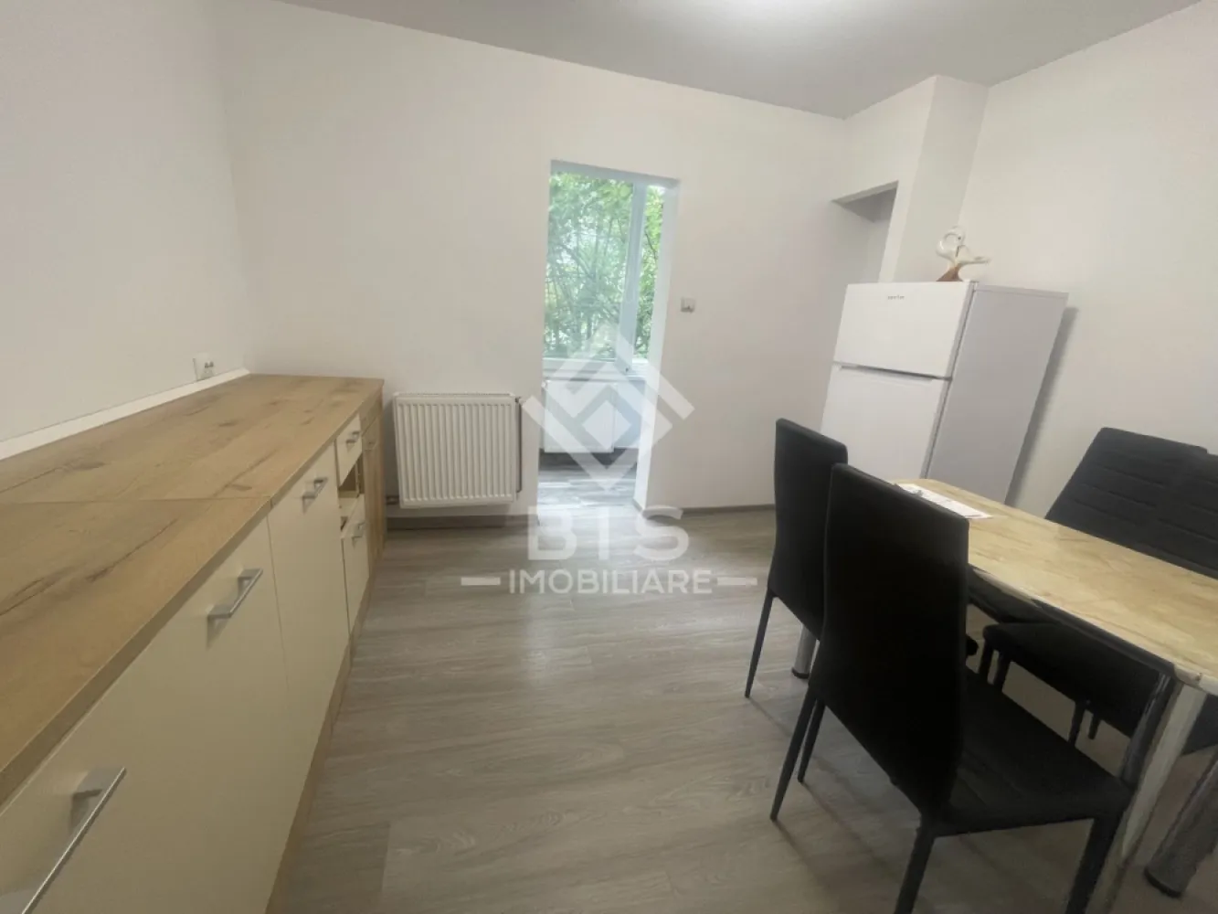 Apartament 2 camere | 55 mp utili - Ofer spre închiriere un apartament modern și extrem de primitor, cu o suprafață utilă de 55 mp, situat la etajul 2. 
✨ Dotări și avantaje:
Compartimentare optimă: Spațios, aerisit și bine gândit.
Etaj intermediar: Considerat cel mai confortabil și căutat etaj.
Luminozitate maximă: Orientare ideală către soare.
Zonă excelentă: Oază de liniște datorită proximității apei, dar cu acces rapid către punctele de interes (magazine, transport în comun).