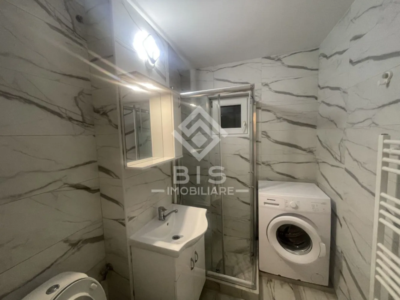 Apartament 2 camere | 55 mp utili - Ofer spre închiriere un apartament modern și extrem de primitor, cu o suprafață utilă de 55 mp, situat la etajul 2. 
✨ Dotări și avantaje:
Compartimentare optimă: Spațios, aerisit și bine gândit.
Etaj intermediar: Considerat cel mai confortabil și căutat etaj.
Luminozitate maximă: Orientare ideală către soare.
Zonă excelentă: Oază de liniște datorită proximității apei, dar cu acces rapid către punctele de interes (magazine, transport în comun).