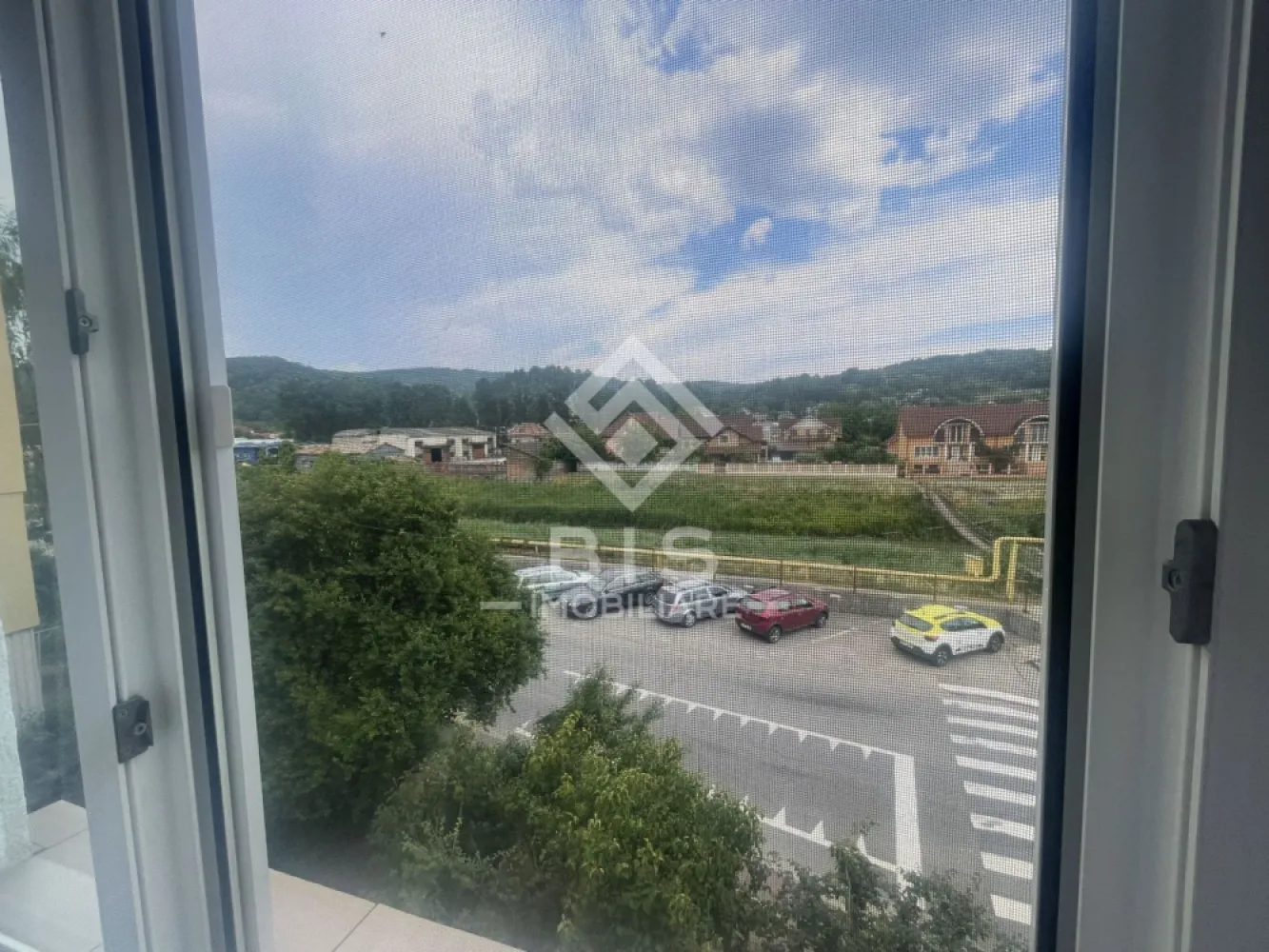 Apartament 2 camere | 55 mp utili - Ofer spre închiriere un apartament modern și extrem de primitor, cu o suprafață utilă de 55 mp, situat la etajul 2. 
✨ Dotări și avantaje:
Compartimentare optimă: Spațios, aerisit și bine gândit.
Etaj intermediar: Considerat cel mai confortabil și căutat etaj.
Luminozitate maximă: Orientare ideală către soare.
Zonă excelentă: Oază de liniște datorită proximității apei, dar cu acces rapid către punctele de interes (magazine, transport în comun).