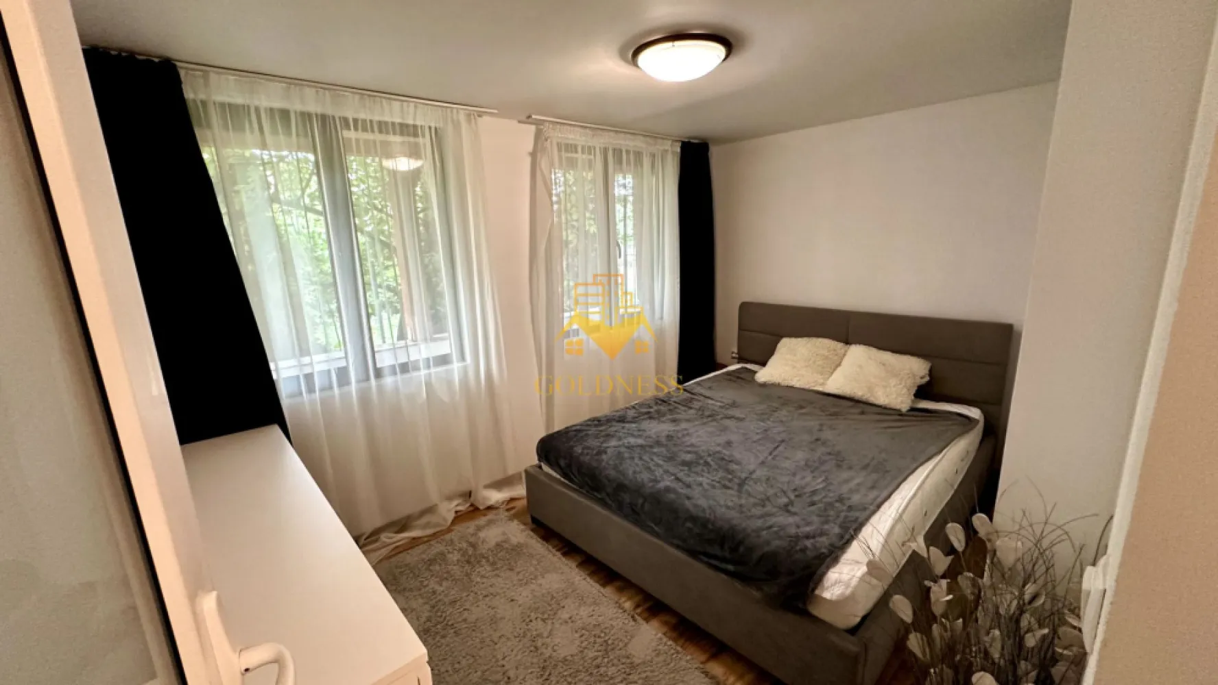 2 camere, decomandate, bloc nou, Marasti zona Piata Marasti,The Office - GOLDNESS Imobiliare vă propune spre închiriere un apartament cu 2 camere complet mobilat și utilat, la Parter într-un imobil de 4 etaje, în Cartierul Marasti.
Dispune de loc de parcare!
Se află în apropierea stațiilor de transport în comun, magazine, restaurante, spații verzi, farmacii, etc. 

Apartamentul este compartimentat astfel:
 - dormitor cu pat matrimonial, dressing, noptiere
 - livingcu canapea extensibila, spatiu pentru depozitare
 - bucatarie complet mobilata, utilata, loc de luat masa
 - baie cu cabina de dus, calorifer port prosop și dulap pentru depozitare.
 - balcon de 5 mp

Imobilul este dotat cu toate cele necesare- centrală proprie, frigider, aragaz, hotă, mașină de spălat haine, etc. 

Dacă sunteți interesați de acest apartament și doriți să îl vizionați, dar și pentru alte oferte nu ezitați să ne contactați telefonic sau prin e-mail. Vă stăm la dispoziție!
Pentru intermediere se percepe un comision de 50% din prețul chiriei!