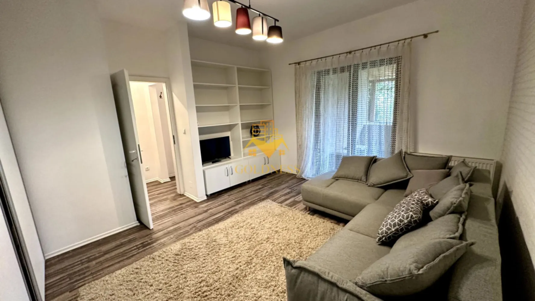 2 camere, decomandate, bloc nou, Marasti zona Piata Marasti,The Office - GOLDNESS Imobiliare vă propune spre închiriere un apartament cu 2 camere complet mobilat și utilat, la Parter într-un imobil de 4 etaje, în Cartierul Marasti.
Dispune de loc de parcare!
Se află în apropierea stațiilor de transport în comun, magazine, restaurante, spații verzi, farmacii, etc. 

Apartamentul este compartimentat astfel:
 - dormitor cu pat matrimonial, dressing, noptiere
 - livingcu canapea extensibila, spatiu pentru depozitare
 - bucatarie complet mobilata, utilata, loc de luat masa
 - baie cu cabina de dus, calorifer port prosop și dulap pentru depozitare.
 - balcon de 5 mp

Imobilul este dotat cu toate cele necesare- centrală proprie, frigider, aragaz, hotă, mașină de spălat haine, etc. 

Dacă sunteți interesați de acest apartament și doriți să îl vizionați, dar și pentru alte oferte nu ezitați să ne contactați telefonic sau prin e-mail. Vă stăm la dispoziție!
Pentru intermediere se percepe un comision de 50% din prețul chiriei!