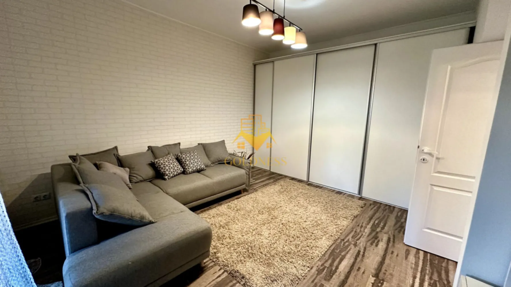 2 camere, decomandate, bloc nou, Marasti zona Piata Marasti,The Office - GOLDNESS Imobiliare vă propune spre închiriere un apartament cu 2 camere complet mobilat și utilat, la Parter într-un imobil de 4 etaje, în Cartierul Marasti.
Dispune de loc de parcare!
Se află în apropierea stațiilor de transport în comun, magazine, restaurante, spații verzi, farmacii, etc. 

Apartamentul este compartimentat astfel:
 - dormitor cu pat matrimonial, dressing, noptiere
 - livingcu canapea extensibila, spatiu pentru depozitare
 - bucatarie complet mobilata, utilata, loc de luat masa
 - baie cu cabina de dus, calorifer port prosop și dulap pentru depozitare.
 - balcon de 5 mp

Imobilul este dotat cu toate cele necesare- centrală proprie, frigider, aragaz, hotă, mașină de spălat haine, etc. 

Dacă sunteți interesați de acest apartament și doriți să îl vizionați, dar și pentru alte oferte nu ezitați să ne contactați telefonic sau prin e-mail. Vă stăm la dispoziție!
Pentru intermediere se percepe un comision de 50% din prețul chiriei!
