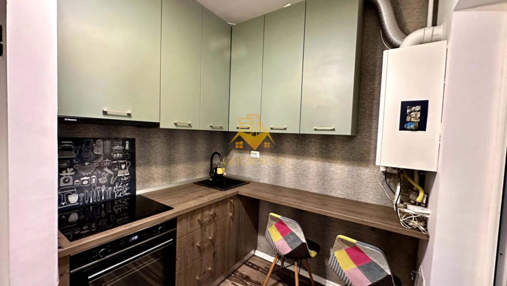 2 camere, decomandate, bloc nou, Marasti zona Piata Marasti,The Office - GOLDNESS Imobiliare vă propune spre închiriere un apartament cu 2 camere complet mobilat și utilat, la Parter într-un imobil de 4 etaje, în Cartierul Marasti.
Dispune de loc de parcare!
Se află în apropierea stațiilor de transport în comun, magazine, restaurante, spații verzi, farmacii, etc. 

Apartamentul este compartimentat astfel:
 - dormitor cu pat matrimonial, dressing, noptiere
 - livingcu canapea extensibila, spatiu pentru depozitare
 - bucatarie complet mobilata, utilata, loc de luat masa
 - baie cu cabina de dus, calorifer port prosop și dulap pentru depozitare.
 - balcon de 5 mp

Imobilul este dotat cu toate cele necesare- centrală proprie, frigider, aragaz, hotă, mașină de spălat haine, etc. 

Dacă sunteți interesați de acest apartament și doriți să îl vizionați, dar și pentru alte oferte nu ezitați să ne contactați telefonic sau prin e-mail. Vă stăm la dispoziție!
Pentru intermediere se percepe un comision de 50% din prețul chiriei!