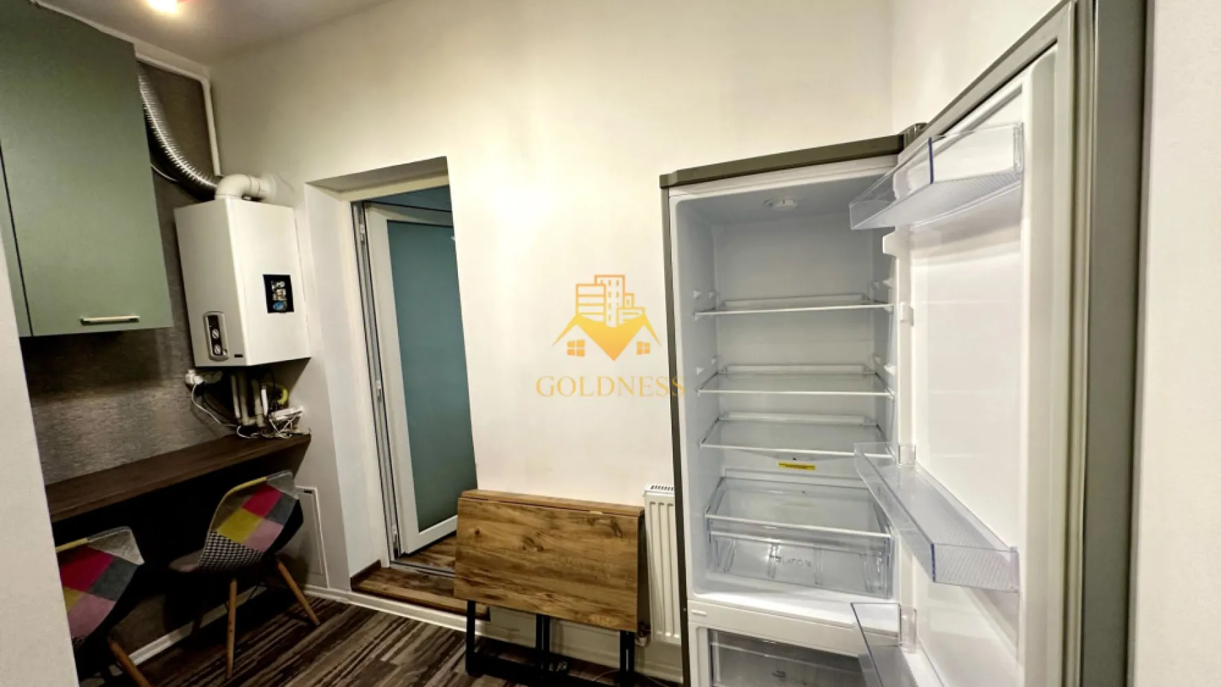 2 camere, decomandate, bloc nou, Marasti zona Piata Marasti,The Office - GOLDNESS Imobiliare vă propune spre închiriere un apartament cu 2 camere complet mobilat și utilat, la Parter într-un imobil de 4 etaje, în Cartierul Marasti.
Dispune de loc de parcare!
Se află în apropierea stațiilor de transport în comun, magazine, restaurante, spații verzi, farmacii, etc. 

Apartamentul este compartimentat astfel:
 - dormitor cu pat matrimonial, dressing, noptiere
 - livingcu canapea extensibila, spatiu pentru depozitare
 - bucatarie complet mobilata, utilata, loc de luat masa
 - baie cu cabina de dus, calorifer port prosop și dulap pentru depozitare.
 - balcon de 5 mp

Imobilul este dotat cu toate cele necesare- centrală proprie, frigider, aragaz, hotă, mașină de spălat haine, etc. 

Dacă sunteți interesați de acest apartament și doriți să îl vizionați, dar și pentru alte oferte nu ezitați să ne contactați telefonic sau prin e-mail. Vă stăm la dispoziție!
Pentru intermediere se percepe un comision de 50% din prețul chiriei!