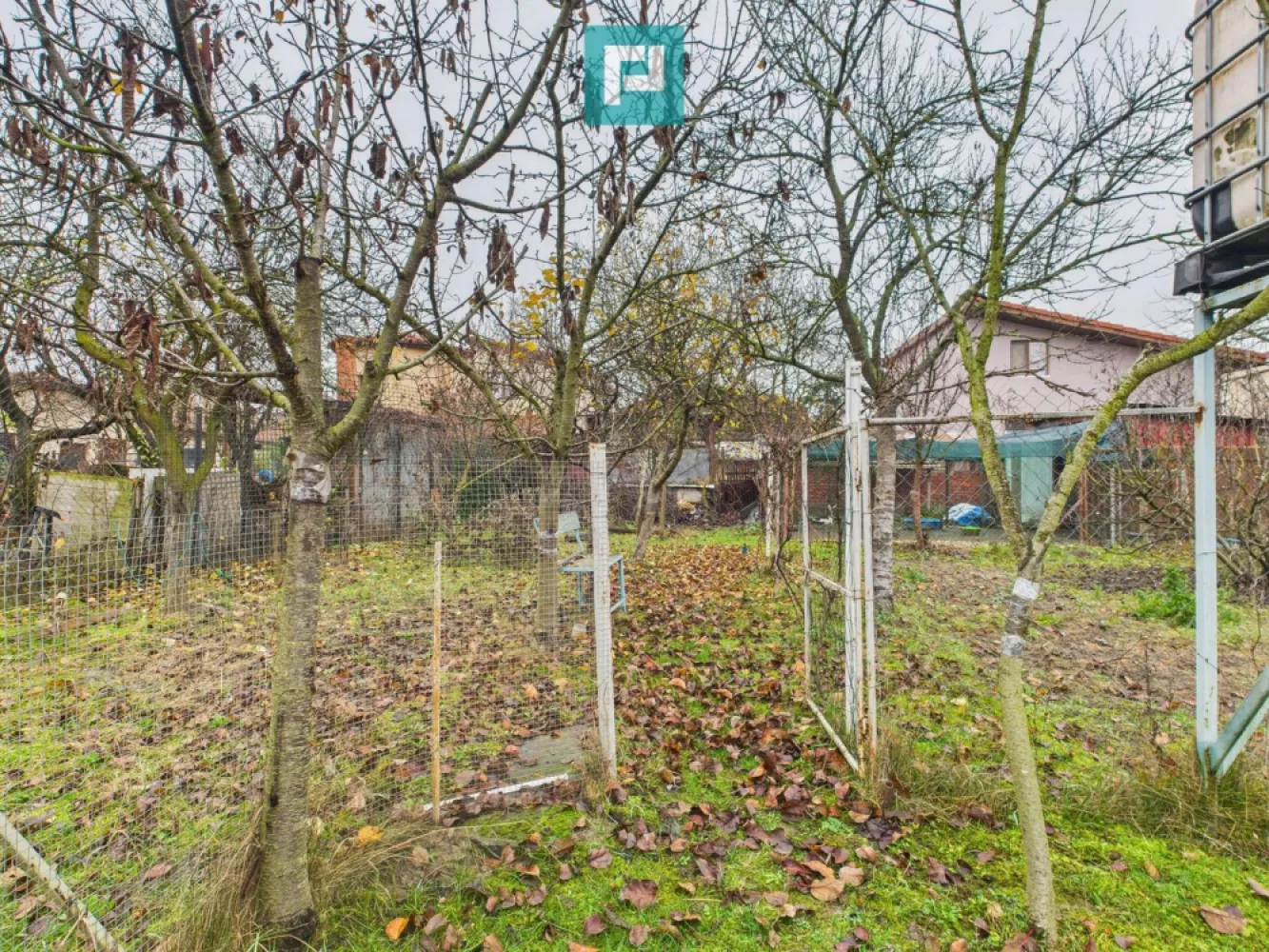 Două case pe un teren generos în Ghiroda