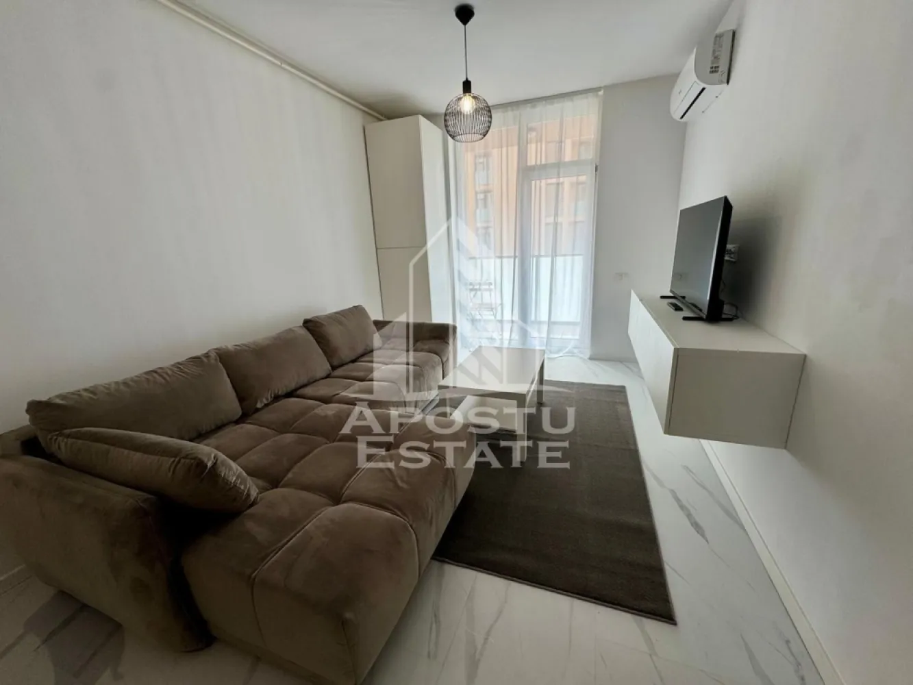 Apartament 2 camere, de vanzare, zona Torontalului, Timisoara - Agentia imobiliara Apostu Estate va oferă spre vânzare, un apartament cu 2 camere situat la etaj intermediar, la etajul 2 al unui bloc cred dispune de lift, in zona Torontalului, Timisoara.

Apartamentul are o suprafata aproximativa de 40 pm + balcon, fiind compartimentat astfel:
- living spatios open space cu bucataria cu acces pe balcon 
- dormitor matrimonial luminos 
- baie prevazuta cu cada 
- apartamentul beneficiaza de loc de parcare inclus

Confortul termic este realizat prin centrala proprie, avand incalzire in pardoseala, dar si prin intermediul aparatului de aer condiționat.

Agentia imobiliara Apostu Estate va ofera consultanta bancara gratuita prin intermediul colaboratorilor nostri pentru alegerea celui mai potrivit tip de credit, astfel incat tu sa devi noul proprietar al acestui apartament.

Va asteptam cu drag la o vizionare chiar astazi!