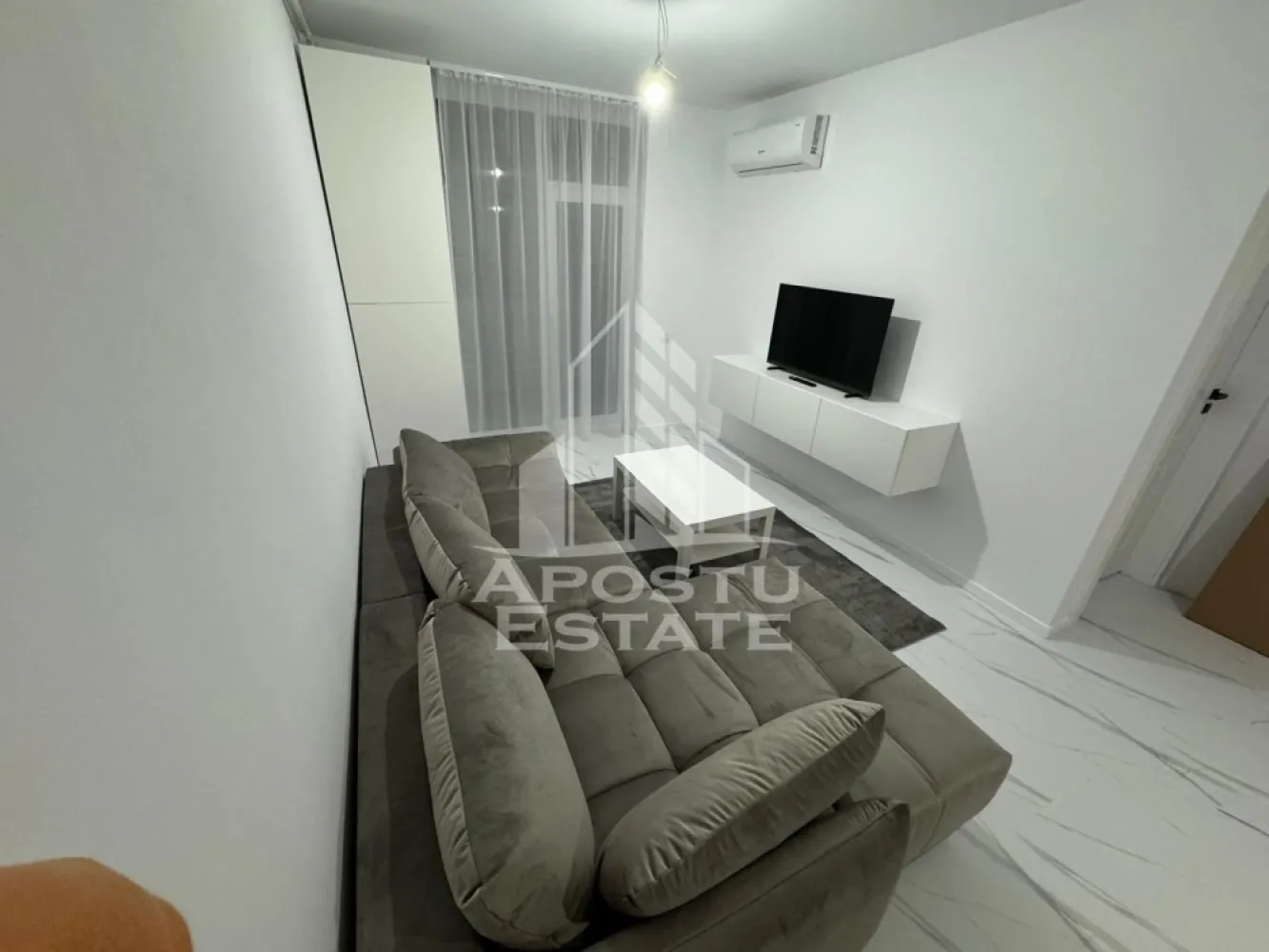 Apartament 2 camere, de vanzare, zona Torontalului, Timisoara - Agentia imobiliara Apostu Estate va oferă spre vânzare, un apartament cu 2 camere situat la etaj intermediar, la etajul 2 al unui bloc cred dispune de lift, in zona Torontalului, Timisoara.

Apartamentul are o suprafata aproximativa de 40 pm + balcon, fiind compartimentat astfel:
- living spatios open space cu bucataria cu acces pe balcon 
- dormitor matrimonial luminos 
- baie prevazuta cu cada 
- apartamentul beneficiaza de loc de parcare inclus

Confortul termic este realizat prin centrala proprie, avand incalzire in pardoseala, dar si prin intermediul aparatului de aer condiționat.

Agentia imobiliara Apostu Estate va ofera consultanta bancara gratuita prin intermediul colaboratorilor nostri pentru alegerea celui mai potrivit tip de credit, astfel incat tu sa devi noul proprietar al acestui apartament.

Va asteptam cu drag la o vizionare chiar astazi!