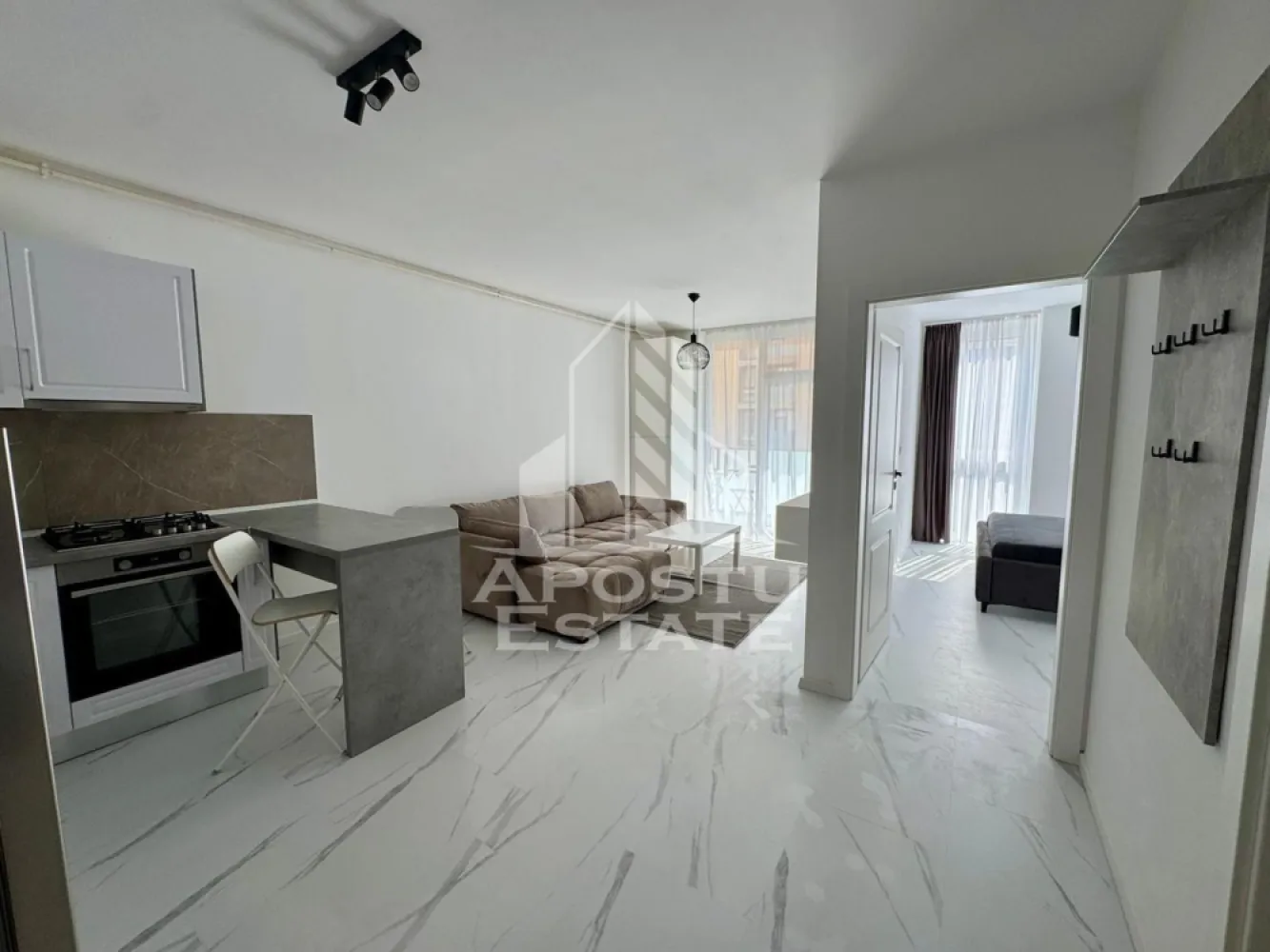 Apartament 2 camere, de vanzare, zona Torontalului, Timisoara - Agentia imobiliara Apostu Estate va oferă spre vânzare, un apartament cu 2 camere situat la etaj intermediar, la etajul 2 al unui bloc cred dispune de lift, in zona Torontalului, Timisoara.

Apartamentul are o suprafata aproximativa de 40 pm + balcon, fiind compartimentat astfel:
- living spatios open space cu bucataria cu acces pe balcon 
- dormitor matrimonial luminos 
- baie prevazuta cu cada 
- apartamentul beneficiaza de loc de parcare inclus

Confortul termic este realizat prin centrala proprie, avand incalzire in pardoseala, dar si prin intermediul aparatului de aer condiționat.

Agentia imobiliara Apostu Estate va ofera consultanta bancara gratuita prin intermediul colaboratorilor nostri pentru alegerea celui mai potrivit tip de credit, astfel incat tu sa devi noul proprietar al acestui apartament.

Va asteptam cu drag la o vizionare chiar astazi!