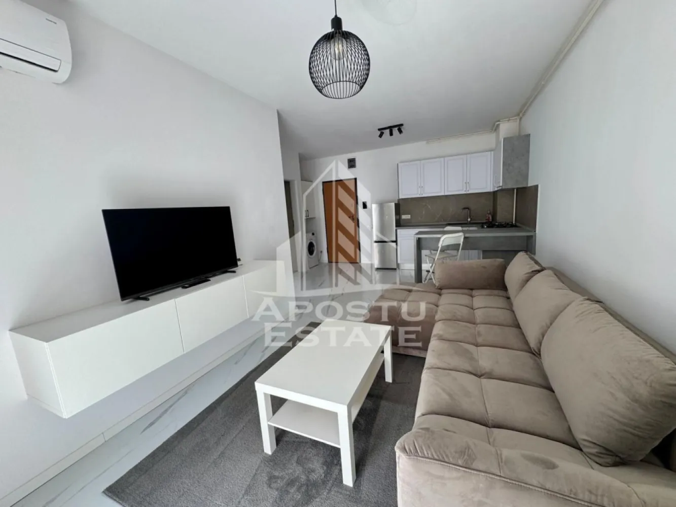 Apartament 2 camere, de vanzare, zona Torontalului, Timisoara - Agentia imobiliara Apostu Estate va oferă spre vânzare, un apartament cu 2 camere situat la etaj intermediar, la etajul 2 al unui bloc cred dispune de lift, in zona Torontalului, Timisoara.

Apartamentul are o suprafata aproximativa de 40 pm + balcon, fiind compartimentat astfel:
- living spatios open space cu bucataria cu acces pe balcon 
- dormitor matrimonial luminos 
- baie prevazuta cu cada 
- apartamentul beneficiaza de loc de parcare inclus

Confortul termic este realizat prin centrala proprie, avand incalzire in pardoseala, dar si prin intermediul aparatului de aer condiționat.

Agentia imobiliara Apostu Estate va ofera consultanta bancara gratuita prin intermediul colaboratorilor nostri pentru alegerea celui mai potrivit tip de credit, astfel incat tu sa devi noul proprietar al acestui apartament.

Va asteptam cu drag la o vizionare chiar astazi!
