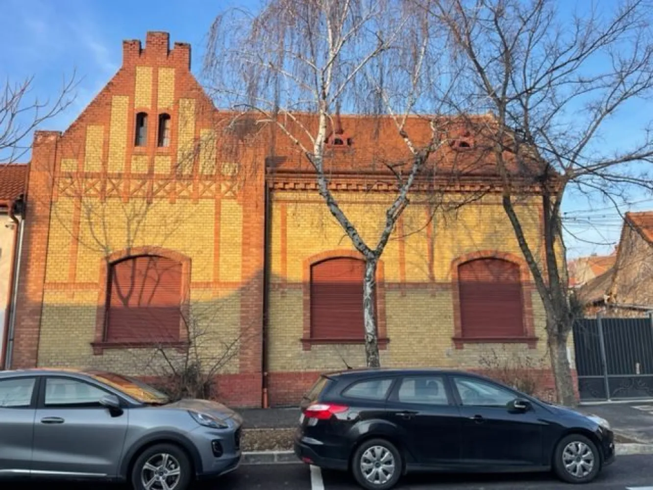 Casa de vanzare, ultracentral/ zona Parcului Bratianu- 370.000 eur neg - Casa de vanzare, central/ zona Parcului Bratianu din Oradea - ideala pentru locuit sau pentru investitie imobiliara Această proprietate unică reprezintă oportunitatea perfectă pentru investitori cu viziune, oferind un potențial vast pentru dezvoltare în diverse domenii. Așezată pe un teren cu o suprafață de 792mp, această casă măsoară o suprafață construită de 205mp, conținând 5 camere, 2 băi, o toaletă de serviciu, bucătărie. Înălțimea fiecărei camere este de 4m, oferind un volum impresionant și o luminozitate exceptională. Stilul arhitectural al acestei clădiri aparține secolului XIX-XX, cu fațada îmbrăcată în cărămidă ceramică. Proximitatea de centrul orașului Oradea, parcul Brătianu, malul Crișului Repede, Aquapark, dealul Ciuperca...toate sunt la o mică distanță de Dvs și vă oferă un cadru de viată elegant și sigur. Pret: 370.000 euro neg Contact: Sorin Gligor Tel: 0731290032