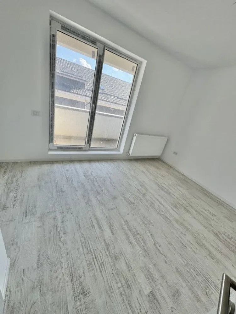 Ap. doua camere zona Militari Residence DOUA BALCOANE - TVA INCLUS !! Comision 0% Bine ati venit intr-o oaza de confort și rafinament în inima cartierului Militari Residence! Aceasta proprietate îți oferă o oportunitate unică de a locui într-un spațiu elegant, perfect adaptat pentru nevoile tale. Detalii Cheie: Locație Ideală: Situat în cartierul Militari Residence, acest apartament oferă acces facil la toate facilitățile urbane, incluzând magazine, restaurante, parcuri și centre de învățământ. Design Modern: Cu finisaje de înaltă calitate, acest apartament emană eleganță și confort. Spațiile luminoase și bine iluminate se îmbină perfect pentru a crea un ambient primitor și relaxant. 2 Camere Spațioase: Cu două camere generoase, acest apartament este potrivit pentru cupluri sau familii mici în căutarea unei locuințe confortabile și practică. Balcon Privat: Beneficiază de doua balcoane, unde poți savura o cafea în timp ce te bucuri de aerul proaspăt și de priveliștea încântătoare a cartierului. Facilități Suplimentare: Parcare Asigurată: poti beneficia contra-cost de loc de parcare privat, oferindu-ți comoditate și siguranță pentru mașină. Securitate 24/7: Militari Residence este un cartier sigur, astfel încât să te poți bucura de liniște și pace în fiecare zi. Acces Rapid la Transport Public: Cu acces ușor la mijloacele de transport în comun, te vei bucura de conexiuni rapide către orice destinație din București. Nu rata ocazia de a locui într-un apartament ce oferă combinația perfectă între confort, stil și funcționalitate. Contactează-ne astăzi pentru a programa o vizionare și a începe o nouă etapă a vieții tale într-o locuință de vis!