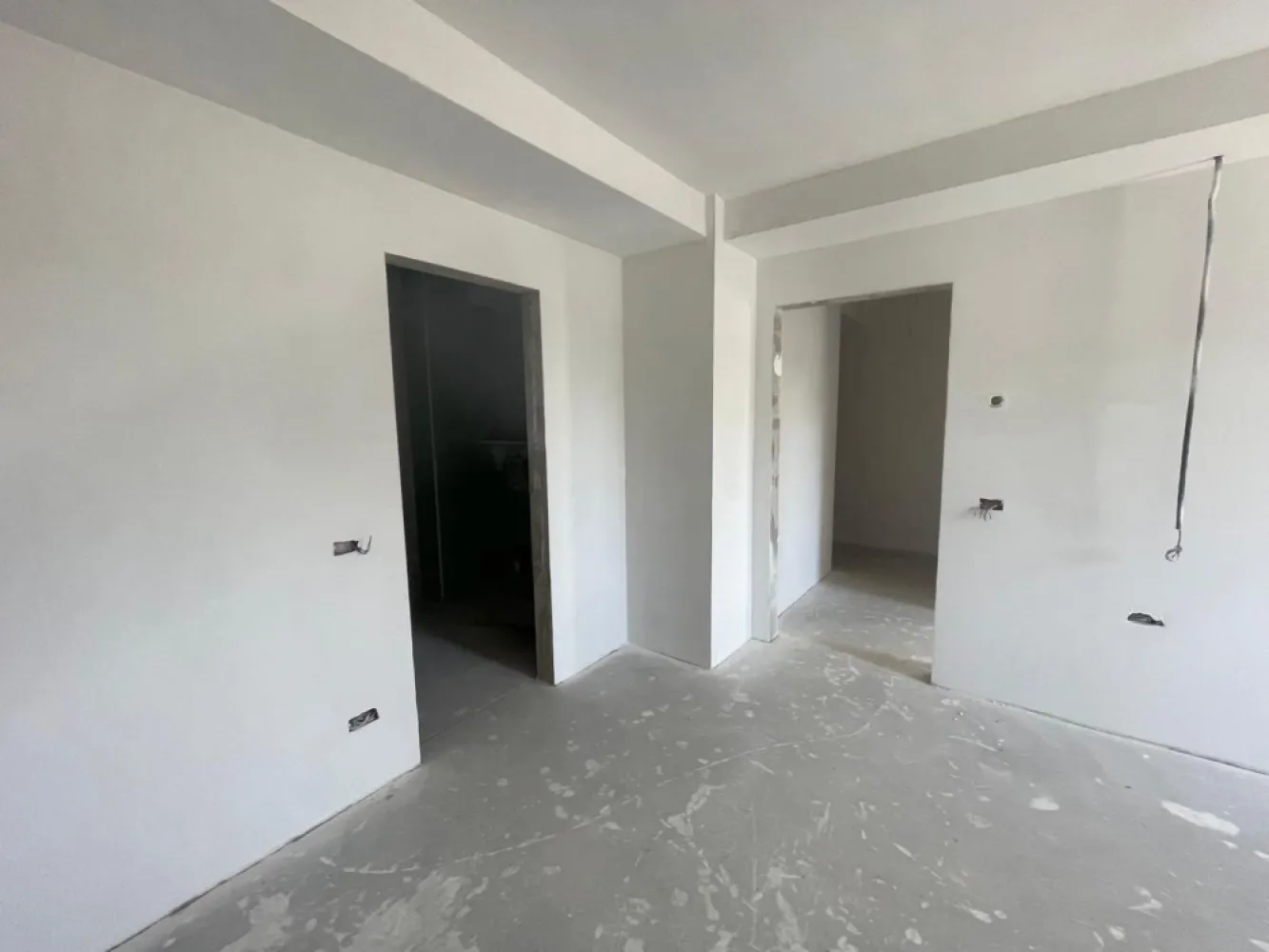 Apartament nou, ultracentral, 3 cam, 89,4 mp. 165 000 E (+TVA ) - De vânzare: apartament nou, ultracentral, 3 camere, 89,4 mp utili. 165 000 E (pretul nu include TVA ). La doar 1 MINUT de piata Unirii, punctul cel mai central al Orasului Oradea va oferim un apartament cu o suprafata generoasa intr-o Locație premium Localizat strategic in zona centrala, blocul oferă acces facil la toate punctele de interes din oraș.Fațada ventilată,Ferestrele termopan bluEvolution82, Pardoseala încălzită sunt cateva elemente care asigura un confort sporit al locuintei.Construcția își propune să ofere un mediu de locuit confortabil, sigur și eficient din punct de vedere energetic, respectând cele mai înalte standarde de calitate și design.Blocul este construit folosind materiale de cea mai bună calitate, asigurând astfel durabilitate și rezistență pe termen lungSistem de izolație termică și fonică avansat, garantând confortul termic și liniștea locatarilor.Ferestre cu geam termopan de ultimă generație, asigurând un consum redus de energie și protecție împotriva zgomotului exterior.Apartamentul se preda finisat la alb. Preț:165.000 Euro + TVA. Contact: Sorin Gligor TEL:0731290032 }}