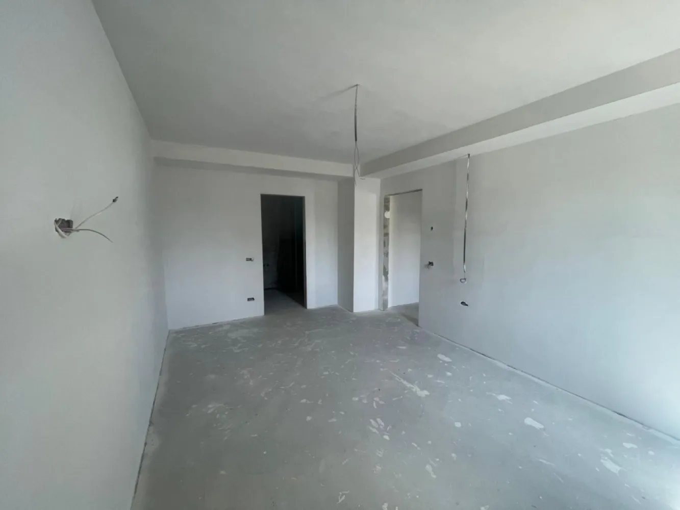 Apartament nou, ultracentral, 3 cam, 89,4 mp. 165 000 E (+TVA ) - De vânzare: apartament nou, ultracentral, 3 camere, 89,4 mp utili. 165 000 E (pretul nu include TVA ). La doar 1 MINUT de piata Unirii, punctul cel mai central al Orasului Oradea va oferim un apartament cu o suprafata generoasa intr-o Locație premium Localizat strategic in zona centrala, blocul oferă acces facil la toate punctele de interes din oraș.Fațada ventilată,Ferestrele termopan bluEvolution82, Pardoseala încălzită sunt cateva elemente care asigura un confort sporit al locuintei.Construcția își propune să ofere un mediu de locuit confortabil, sigur și eficient din punct de vedere energetic, respectând cele mai înalte standarde de calitate și design.Blocul este construit folosind materiale de cea mai bună calitate, asigurând astfel durabilitate și rezistență pe termen lungSistem de izolație termică și fonică avansat, garantând confortul termic și liniștea locatarilor.Ferestre cu geam termopan de ultimă generație, asigurând un consum redus de energie și protecție împotriva zgomotului exterior.Apartamentul se preda finisat la alb. Preț:165.000 Euro + TVA. Contact: Sorin Gligor TEL:0731290032 }}