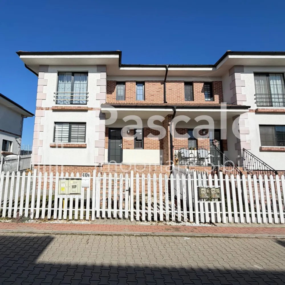 Duplex modern cu grădină – Valletta Lane, Șura Mică - &nbsp;Duplex modern cu grădină – Valletta Lane, Șura Mică&nbsp;La doar 15 minute de Sibiu, într-un cartier privat, liniștit, cu drum cu barierăLocuință nouă, complet mobilată și utilată, ideală pentru familie sau pentru cei care caută confort, intimitate și acces rapid către oraș.&nbsp;Detalii proprietateTip: DuplexSuprafață utilă: 120 mpAmprentă la sol: 74 mpTeren total: 569 mp (curte + acces comun – grădina nu este integral 550 mp)TerasăCartier privat Valletta Lane&nbsp;CompartimentareParter:Living generos cu ieșire pe terasăBucătărie cu debaraHol spațiosBaie cu cabină de duș și geam de aerisireSpațiu de depozitare sub scara interioarăEtaj:3 dormitoareDormitor matrimonial cu baie proprie și dulap încastratBaie comună cu cadă și geam de aerisirePod izolat termic&nbsp;Dotări premiumÎncălzire în pardoseală cu termostat individualUșă de intrare și ferestre termopan antracit, calitate superioarăIzolație termică și fonicăBucătărie complet mobilată și utilată – TOTUL NOUCuptor BoschFrigiderHotăAragazMașină de spălat vaseInternetDrum privat cu acces securizat&nbsp;Casă ideală pentru cei care vor liniște, confort și acces rapid către Sibiu, fără compromisuri. }}