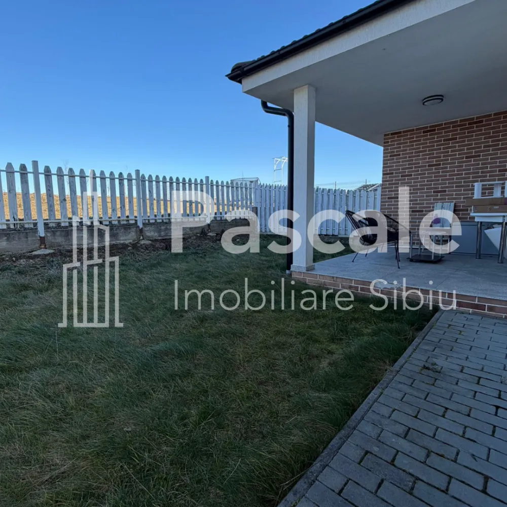 Duplex modern cu grădină – Valletta Lane, Șura Mică - &nbsp;Duplex modern cu grădină – Valletta Lane, Șura Mică&nbsp;La doar 15 minute de Sibiu, într-un cartier privat, liniștit, cu drum cu barierăLocuință nouă, complet mobilată și utilată, ideală pentru familie sau pentru cei care caută confort, intimitate și acces rapid către oraș.&nbsp;Detalii proprietateTip: DuplexSuprafață utilă: 120 mpAmprentă la sol: 74 mpTeren total: 569 mp (curte + acces comun – grădina nu este integral 550 mp)TerasăCartier privat Valletta Lane&nbsp;CompartimentareParter:Living generos cu ieșire pe terasăBucătărie cu debaraHol spațiosBaie cu cabină de duș și geam de aerisireSpațiu de depozitare sub scara interioarăEtaj:3 dormitoareDormitor matrimonial cu baie proprie și dulap încastratBaie comună cu cadă și geam de aerisirePod izolat termic&nbsp;Dotări premiumÎncălzire în pardoseală cu termostat individualUșă de intrare și ferestre termopan antracit, calitate superioarăIzolație termică și fonicăBucătărie complet mobilată și utilată – TOTUL NOUCuptor BoschFrigiderHotăAragazMașină de spălat vaseInternetDrum privat cu acces securizat&nbsp;Casă ideală pentru cei care vor liniște, confort și acces rapid către Sibiu, fără compromisuri. }}