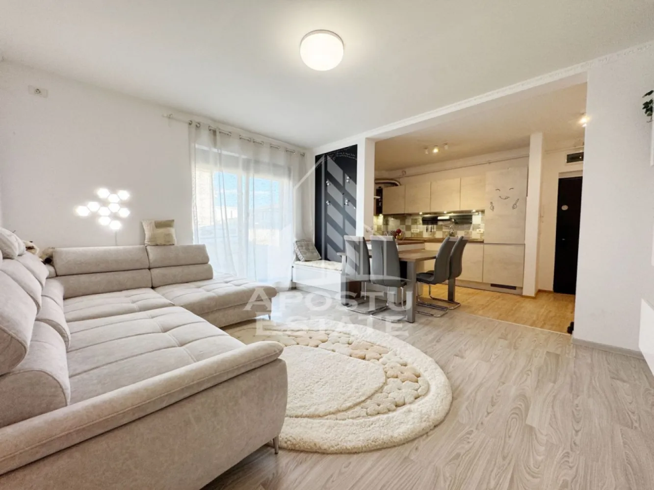 Apartament 2 camere de vanzare 50mp utili, garaj 22mp -Giroc UM - Agentia imobiliara APOSTU ESTATE va propune spre vanzare un apartament cu 2 camere semidecomandat, pozitionat excelent in Giroc, judetul Timis.
Drumul de acces spre imobil este asfaltat. In apropiere se afla magazine si supermarket-uri precum Lidl, Profi, Mega Image, Penny, Scoala, Gradinita la o distanta de 3 minute, acces facil la mijloace de transport in comun.

Apartamentul se vinde complet mobilat si utilat, precum se observa in imagini.
Imobilul dispune de o suprafata de 50 mp utili + 22 mp garaj si este situat la parter.

Compartimentare:

- hol acces.
- bucatarie.
- living.
- baie cu geam si cada.
- dormitor.

Detalii tehnice:

- constructie realizata in anul 2020 din caramida Porotherm.
- exterior izolat cu polistiren de 10 cm eps 80.
- pereti despartitori complet din caramida (fara rigips) tencuiti mecanizat finisati cu glet si vopsea lavabila.
- geamuri tripan cu izolare fonica si termica superioara, foarte mari si luminoase dotate cu site si rulouri electrice.
- centrala proprie pe gaz, sistem eficient de incalzire prin pardoseala.
- usa acces securizata, usi interioare MDF.
- electrocasnice in stare perfecta de functionare.
- 1 loc de parcare in CF.
- Garaj in CF.

Utilitati complete: curent, apa de la retea, canalizare, gaz, internet prin fibra optica, cablu TV.

Pret: 115.000 Euro
Pentru mai multe detalii nu ezitati sa ne contactati!

Acceptam orice fel de credit bancar. Oferim consultanta si solutii financiare prin colaboratorii nostri pentru a obtine cel mai avantajos credit Ipotecar sau Noua Casa.

Va asteptam cu drag la o vizionare chiar astazi!
CP 3174303