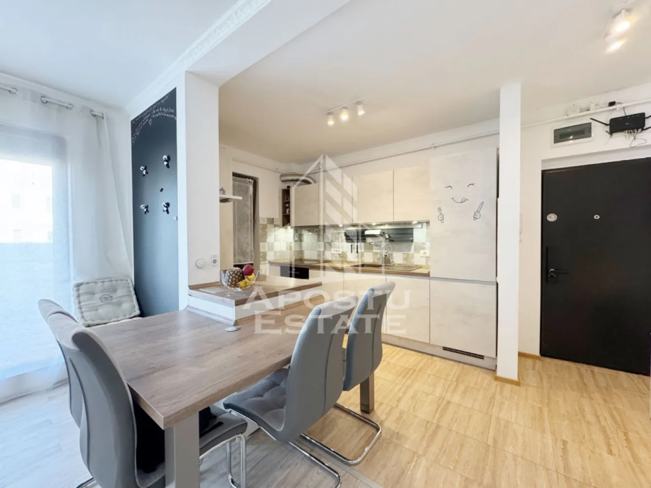 Apartament 2 camere de vanzare 50mp utili, garaj 22mp -Giroc UM - Agentia imobiliara APOSTU ESTATE va propune spre vanzare un apartament cu 2 camere semidecomandat, pozitionat excelent in Giroc, judetul Timis.
Drumul de acces spre imobil este asfaltat. In apropiere se afla magazine si supermarket-uri precum Lidl, Profi, Mega Image, Penny, Scoala, Gradinita la o distanta de 3 minute, acces facil la mijloace de transport in comun.

Apartamentul se vinde complet mobilat si utilat, precum se observa in imagini.
Imobilul dispune de o suprafata de 50 mp utili + 22 mp garaj si este situat la parter.

Compartimentare:

- hol acces.
- bucatarie.
- living.
- baie cu geam si cada.
- dormitor.

Detalii tehnice:

- constructie realizata in anul 2020 din caramida Porotherm.
- exterior izolat cu polistiren de 10 cm eps 80.
- pereti despartitori complet din caramida (fara rigips) tencuiti mecanizat finisati cu glet si vopsea lavabila.
- geamuri tripan cu izolare fonica si termica superioara, foarte mari si luminoase dotate cu site si rulouri electrice.
- centrala proprie pe gaz, sistem eficient de incalzire prin pardoseala.
- usa acces securizata, usi interioare MDF.
- electrocasnice in stare perfecta de functionare.
- 1 loc de parcare in CF.
- Garaj in CF.

Utilitati complete: curent, apa de la retea, canalizare, gaz, internet prin fibra optica, cablu TV.

Pret: 115.000 Euro
Pentru mai multe detalii nu ezitati sa ne contactati!

Acceptam orice fel de credit bancar. Oferim consultanta si solutii financiare prin colaboratorii nostri pentru a obtine cel mai avantajos credit Ipotecar sau Noua Casa.

Va asteptam cu drag la o vizionare chiar astazi!
CP 3174303