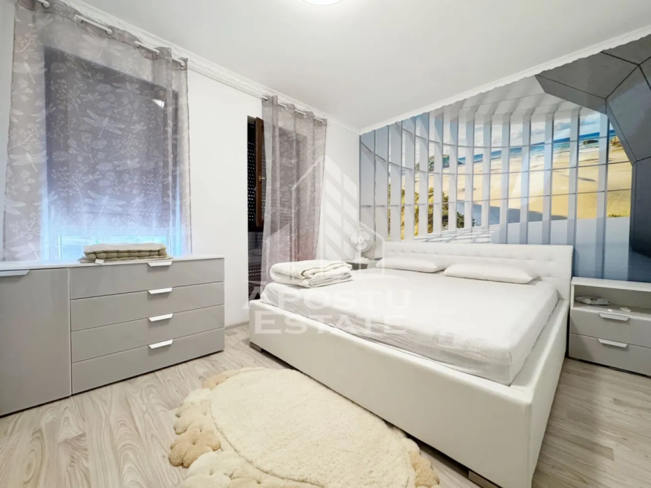 Apartament 2 camere de vanzare 50mp utili, garaj 22mp -Giroc UM - Agentia imobiliara APOSTU ESTATE va propune spre vanzare un apartament cu 2 camere semidecomandat, pozitionat excelent in Giroc, judetul Timis.
Drumul de acces spre imobil este asfaltat. In apropiere se afla magazine si supermarket-uri precum Lidl, Profi, Mega Image, Penny, Scoala, Gradinita la o distanta de 3 minute, acces facil la mijloace de transport in comun.

Apartamentul se vinde complet mobilat si utilat, precum se observa in imagini.
Imobilul dispune de o suprafata de 50 mp utili + 22 mp garaj si este situat la parter.

Compartimentare:

- hol acces.
- bucatarie.
- living.
- baie cu geam si cada.
- dormitor.

Detalii tehnice:

- constructie realizata in anul 2020 din caramida Porotherm.
- exterior izolat cu polistiren de 10 cm eps 80.
- pereti despartitori complet din caramida (fara rigips) tencuiti mecanizat finisati cu glet si vopsea lavabila.
- geamuri tripan cu izolare fonica si termica superioara, foarte mari si luminoase dotate cu site si rulouri electrice.
- centrala proprie pe gaz, sistem eficient de incalzire prin pardoseala.
- usa acces securizata, usi interioare MDF.
- electrocasnice in stare perfecta de functionare.
- 1 loc de parcare in CF.
- Garaj in CF.

Utilitati complete: curent, apa de la retea, canalizare, gaz, internet prin fibra optica, cablu TV.

Pret: 115.000 Euro
Pentru mai multe detalii nu ezitati sa ne contactati!

Acceptam orice fel de credit bancar. Oferim consultanta si solutii financiare prin colaboratorii nostri pentru a obtine cel mai avantajos credit Ipotecar sau Noua Casa.

Va asteptam cu drag la o vizionare chiar astazi!
CP 3174303