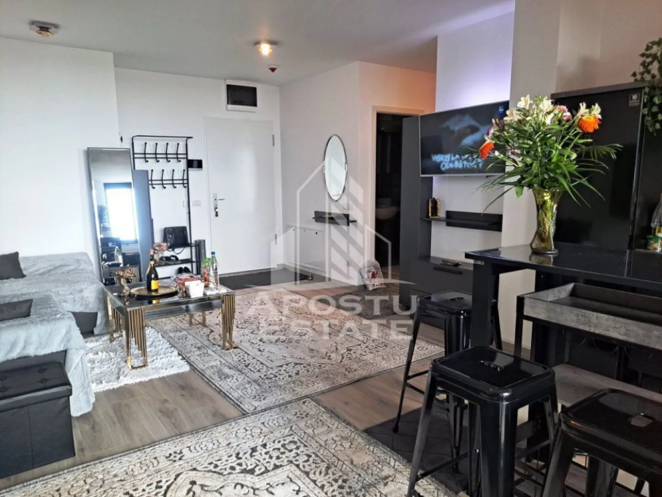 Apartament 2 camere, la ISHO, Take Ionescu, Timisoara - APOSTU ESTATE va propune spre inchiriere apartament cu 2 camere open space confort lux etajul 14 din 20 situat in zona Take Ionescu.

Imobilul se intinde pe o suprafata de 57 mp si este comparimentat astfel :

Hol acces

Bucatarie open space 

Living 

Hol 

Dormitor 

Baie 

Spatiu Depozitare 

Accesul la parcarea supraetajata situata la cativa m de imobil se face pe baza de abonament care nu este inclus in pretul inchirierii.

Va astepta cu drag la o vizionare!
ID Intern: CP1899112!