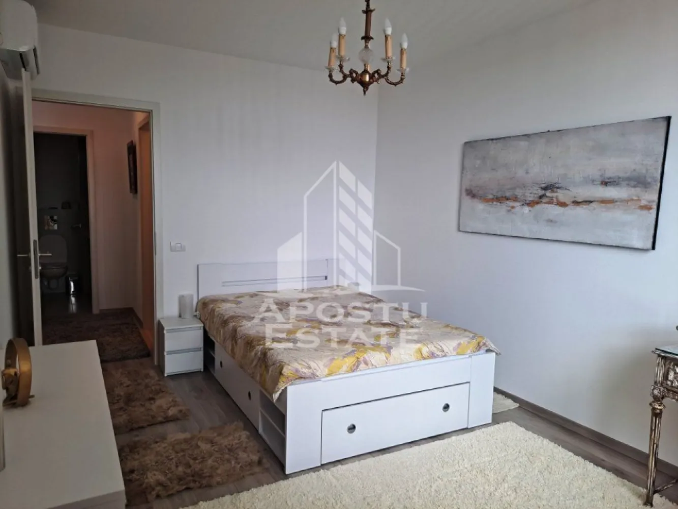 Apartament 2 camere, la ISHO, Take Ionescu, Timisoara - APOSTU ESTATE va propune spre inchiriere apartament cu 2 camere open space confort lux etajul 14 din 20 situat in zona Take Ionescu.

Imobilul se intinde pe o suprafata de 57 mp si este comparimentat astfel :

Hol acces

Bucatarie open space 

Living 

Hol 

Dormitor 

Baie 

Spatiu Depozitare 

Accesul la parcarea supraetajata situata la cativa m de imobil se face pe baza de abonament care nu este inclus in pretul inchirierii.

Va astepta cu drag la o vizionare!
ID Intern: CP1899112!