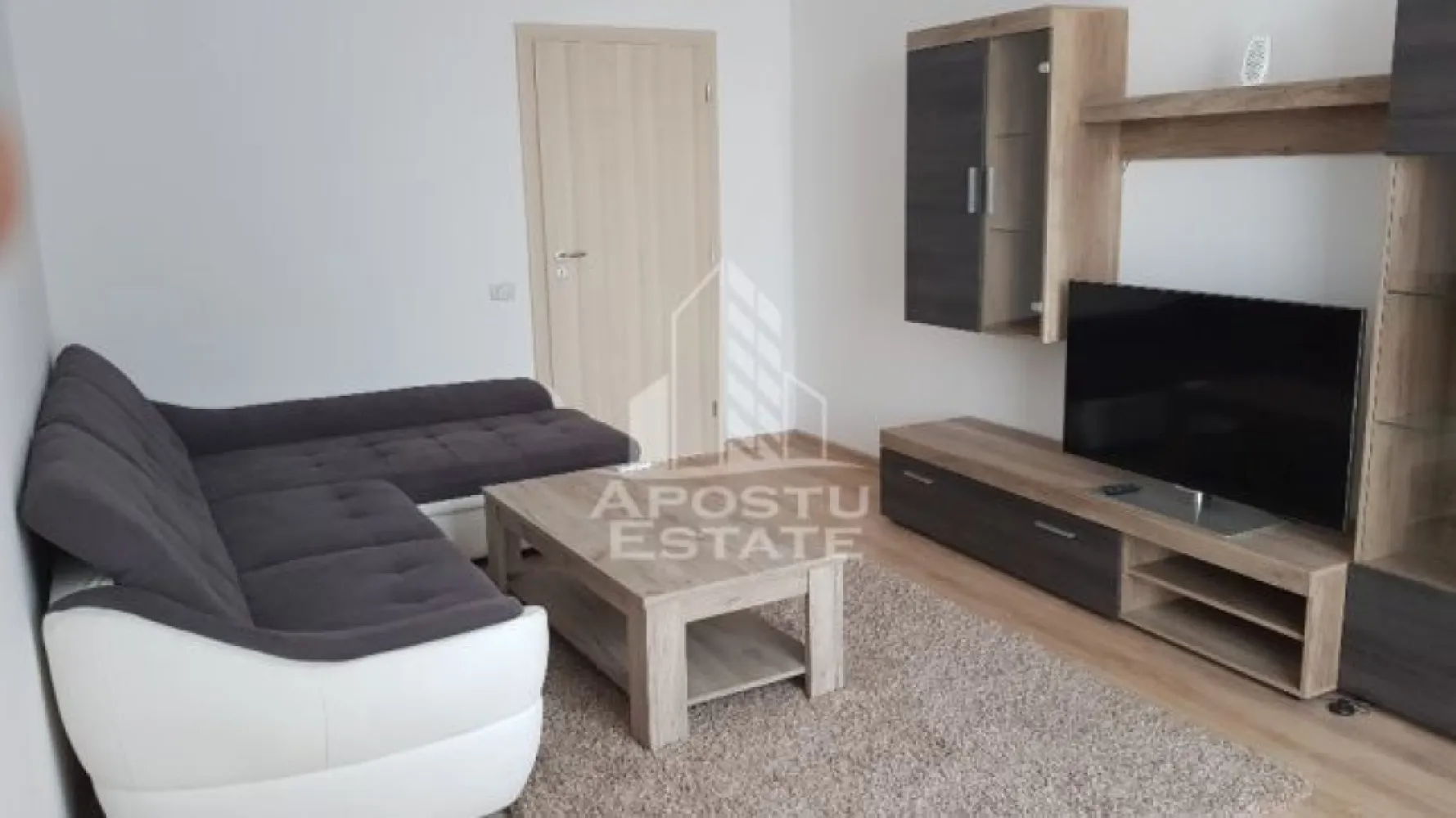 Apartament decomandat cu 2 camere in zona Circumvalatiunii, Timisoara - APOSTU ESTATE va propune spre inchiriere un apartament cu 2 camere decomandat complet mobilat si utilat situat in City of Mara. 
Imobilul este situat la etajul 4 din 8 si are 65 mp utili.
Compartimentare:
- hol acces.
- living.
- bucatarie.
- dormitor.
- baie.
- balcon 11mp
Confortul termic se realizeaza prin intermediul centralei pe imobil si al aerului conditionat.
Vecinatati:
- Lidl
- McDonalds
- Gym one 5
- Mijloace de transport in comun
Loc de parcare subteran inclus in pret!
Disponibil incepand cu 1 august!
Va asteptam cu drag la o vizionare!
ID Intern: CP1891846!