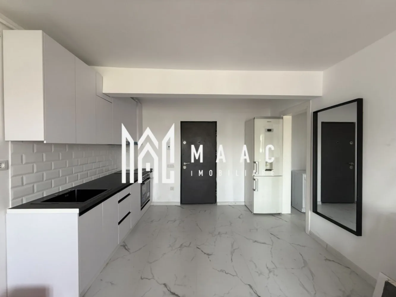 Apartament 2 camere | Etaj 1 | Bloc cu lift | Lazaret - MAAC Imobiliare vă propune spre inchiriere un apartament dintr-un proiect rezidențial modern, situat în zona Lazaret, ideal pentru locuit sau investiție.

Caracteristici:
Suprafață utilă: 42 mp
Situat etajul 1
Bloc cu regim de înălțime P+4 etaje
Imobil izolat termic
Dotat cu lift
Încălzire prin calorifere, cu centrală termică proprie
Toate instalațiile electrice și sanitare sunt noi

Compartimentare:
Hol de intrare
Zonă de bucătărie open space cu living, spațiu luminos și modern
Hol secundar
Baie dotată cu cabină de duș
Dormitor matrimonial bine delimitat

La închiriere se solicită plata unei luni de chirie în avans, precum și o garanție echivalentă cu o lună de chirie.

Avantaje:
Apartament nou, gata de mutare
Finisaje moderne și materiale de calitate
Ideal atât pentru locuință personală, cât și pentru investiție.

Pentru mai multe detalii precizati telefonic ca ati vazut anuntul cu ID: CP3120746