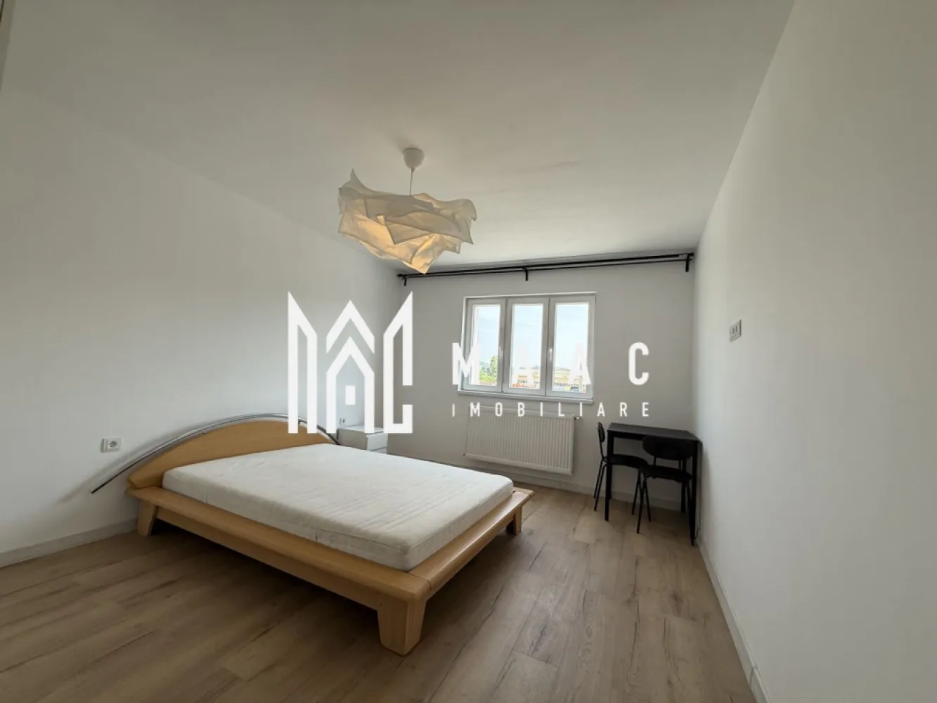 Apartament 2 camere | Etaj 1 | Bloc cu lift | Lazaret - MAAC Imobiliare vă propune spre inchiriere un apartament dintr-un proiect rezidențial modern, situat în zona Lazaret, ideal pentru locuit sau investiție.

Caracteristici:
Suprafață utilă: 42 mp
Situat etajul 1
Bloc cu regim de înălțime P+4 etaje
Imobil izolat termic
Dotat cu lift
Încălzire prin calorifere, cu centrală termică proprie
Toate instalațiile electrice și sanitare sunt noi

Compartimentare:
Hol de intrare
Zonă de bucătărie open space cu living, spațiu luminos și modern
Hol secundar
Baie dotată cu cabină de duș
Dormitor matrimonial bine delimitat

La închiriere se solicită plata unei luni de chirie în avans, precum și o garanție echivalentă cu o lună de chirie.

Avantaje:
Apartament nou, gata de mutare
Finisaje moderne și materiale de calitate
Ideal atât pentru locuință personală, cât și pentru investiție.

Pentru mai multe detalii precizati telefonic ca ati vazut anuntul cu ID: CP3120746