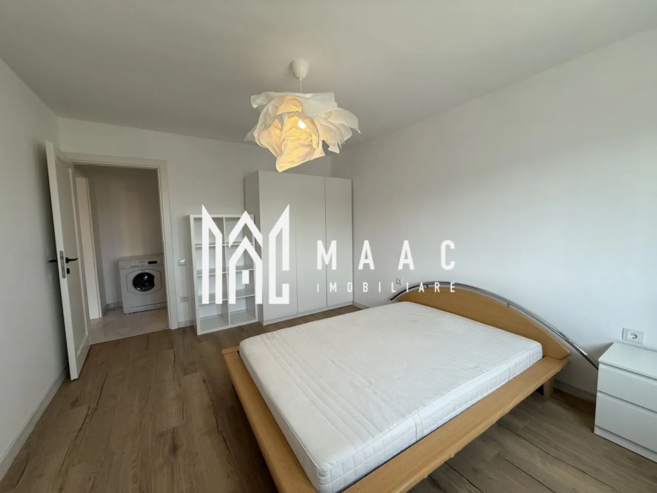 Apartament 2 camere | Etaj 1 | Bloc cu lift | Lazaret - MAAC Imobiliare vă propune spre inchiriere un apartament dintr-un proiect rezidențial modern, situat în zona Lazaret, ideal pentru locuit sau investiție.

Caracteristici:
Suprafață utilă: 42 mp
Situat etajul 1
Bloc cu regim de înălțime P+4 etaje
Imobil izolat termic
Dotat cu lift
Încălzire prin calorifere, cu centrală termică proprie
Toate instalațiile electrice și sanitare sunt noi

Compartimentare:
Hol de intrare
Zonă de bucătărie open space cu living, spațiu luminos și modern
Hol secundar
Baie dotată cu cabină de duș
Dormitor matrimonial bine delimitat

La închiriere se solicită plata unei luni de chirie în avans, precum și o garanție echivalentă cu o lună de chirie.

Avantaje:
Apartament nou, gata de mutare
Finisaje moderne și materiale de calitate
Ideal atât pentru locuință personală, cât și pentru investiție.

Pentru mai multe detalii precizati telefonic ca ati vazut anuntul cu ID: CP3120746