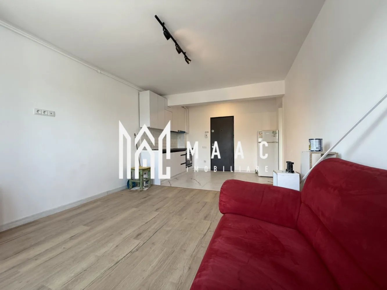 Apartament 2 camere | Etaj 1 | Bloc cu lift | Lazaret - MAAC Imobiliare vă propune spre inchiriere un apartament dintr-un proiect rezidențial modern, situat în zona Lazaret, ideal pentru locuit sau investiție.

Caracteristici:
Suprafață utilă: 42 mp
Situat etajul 1
Bloc cu regim de înălțime P+4 etaje
Imobil izolat termic
Dotat cu lift
Încălzire prin calorifere, cu centrală termică proprie
Toate instalațiile electrice și sanitare sunt noi

Compartimentare:
Hol de intrare
Zonă de bucătărie open space cu living, spațiu luminos și modern
Hol secundar
Baie dotată cu cabină de duș
Dormitor matrimonial bine delimitat

La închiriere se solicită plata unei luni de chirie în avans, precum și o garanție echivalentă cu o lună de chirie.

Avantaje:
Apartament nou, gata de mutare
Finisaje moderne și materiale de calitate
Ideal atât pentru locuință personală, cât și pentru investiție.

Pentru mai multe detalii precizati telefonic ca ati vazut anuntul cu ID: CP3120746