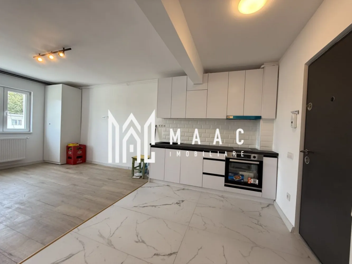 Apartament 2 camere | Etaj 1 | Bloc cu lift | Lazaret - MAAC Imobiliare vă propune spre inchiriere un apartament dintr-un proiect rezidențial modern, situat în zona Lazaret, ideal pentru locuit sau investiție.

Caracteristici:
Suprafață utilă: 42 mp
Situat etajul 1
Bloc cu regim de înălțime P+4 etaje
Imobil izolat termic
Dotat cu lift
Încălzire prin calorifere, cu centrală termică proprie
Toate instalațiile electrice și sanitare sunt noi

Compartimentare:
Hol de intrare
Zonă de bucătărie open space cu living, spațiu luminos și modern
Hol secundar
Baie dotată cu cabină de duș
Dormitor matrimonial bine delimitat

La închiriere se solicită plata unei luni de chirie în avans, precum și o garanție echivalentă cu o lună de chirie.

Avantaje:
Apartament nou, gata de mutare
Finisaje moderne și materiale de calitate
Ideal atât pentru locuință personală, cât și pentru investiție.

Pentru mai multe detalii precizati telefonic ca ati vazut anuntul cu ID: CP3120746