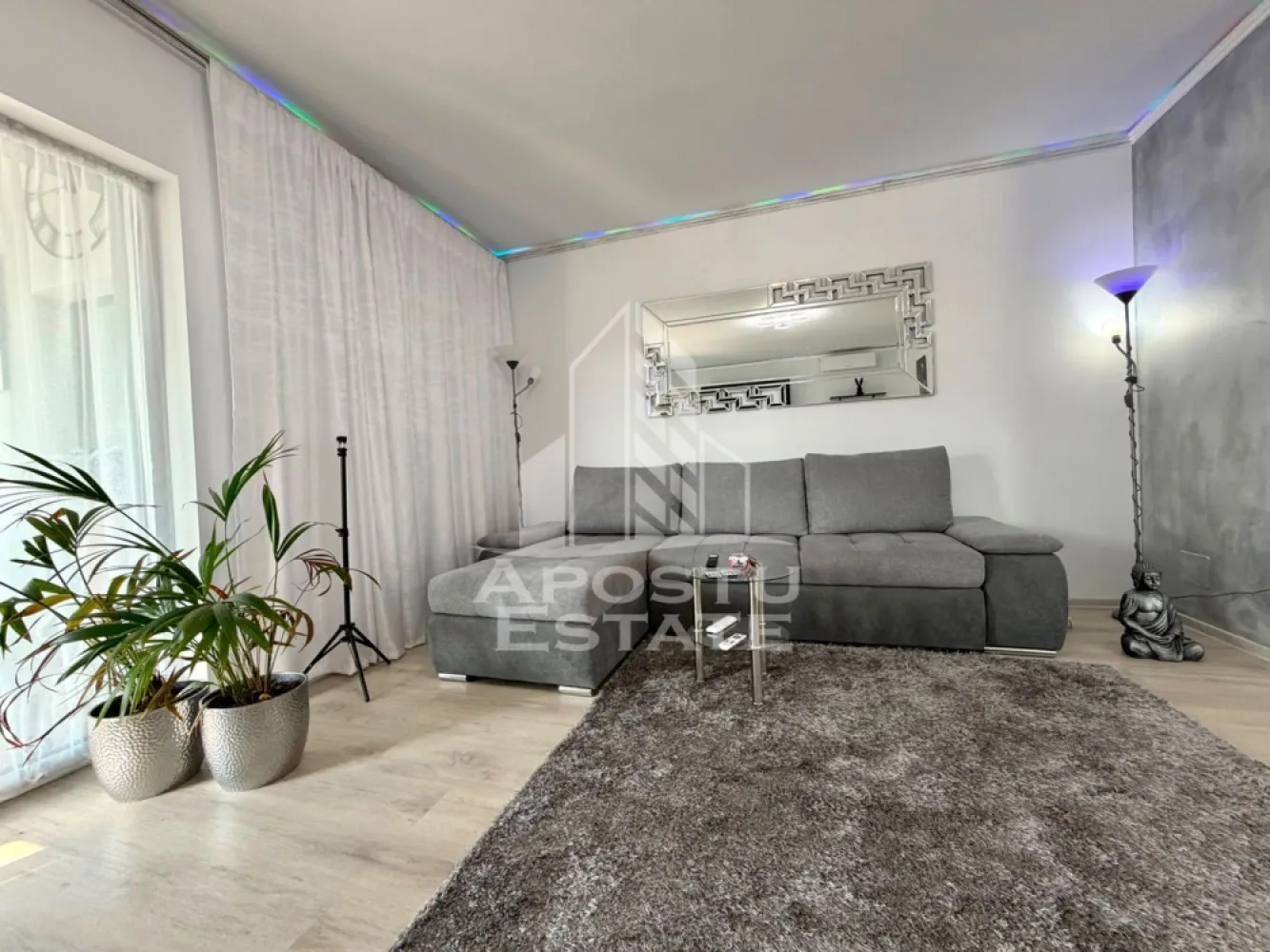 Casa de vanzare P+E, 5 camere, Utvin, Timis - Agentia imobiliara APOSTU ESTATE va propune spre vanzare o casa individuala P+M, situata in judetul Timis, localitatea Utvin, in vatra veche a satului, intr-o zona deosebita si linistita, cu acces facil pe strada asfaltata si toate utilitatile disponibile: gaz, apa, canalizare, fibra optica si iluminat public.
Proprietatea are o suprafata utila de 118 mp si un teren de 500 mp. 
Casa este compartimentata astfel:
Compartimentare parter:
- Hol de acces
- Living generos open space cu zona de bucatarie
- Dormitor complet mobilat 
- Baie cu dus 
- Terasa inchisa
Compartimentare etaj:
- Hol de acces
- 2 Dormitoare
- Dresing 
- Baie cu cada 
Casa dispune de toate utilitatile racordate si ofera confort pe tot parcursul anului, fiind ideala pentru o familie care isi doreste spatiu, intimitate si acces facil spre Timisoara.
Agentia imobiliara Apostu Estate va ofera consultanta bancara gratuita prin intermediul colaboratorilor nostri, pentru alegerea celei mai potrivite solutii de finantare.
Va asteptam cu drag la o vizionare!
ID intern: CP3192855.