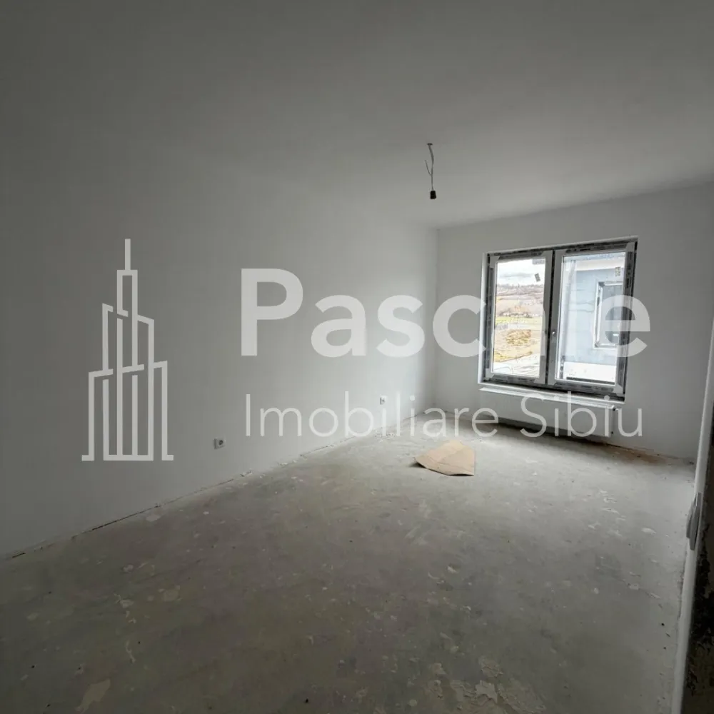 Duplex modern de vânzare – Tropinii Vechi, Rășinari | Natură, liniște și confort - Vă propunem spre vânzare un duplex elegant, situat într-o zonă exclusivistă și liniștită din Tropinii Vechi – Rășinari, ideal pentru o familie care își dorește confort, intimitate și aer curat, la doar câteva minute de Sibiu.Suprafață utilă: 101 mpCurte proprie: 299 mpLocuri de parcare: 2Compartimentare practicăParterLiving generos cu geam panoramic și acces direct în curteBucătărie separatăHolBaie cu geam pentru aerisire naturalăSpațiu de depozitareEtaj3 dormitoare luminoaseBaie cu geamBalcon cu vedere relaxantăDotăriTâmplărie termopanCentrală termică proprieCablu TV și internet DigiCurent trifazicDrum de acces cu piatră cubicăZonă aerisită, cu vecini selectațiStadiu: la gri – ideal pentru a-ți personaliza casa exact după gustul tău.Această proprietate îmbină perfect avantajele vieții la casă cu proximitatea orașului, fiind o investiție excelentă atât pentru locuire, cât și pentru viitor. }}