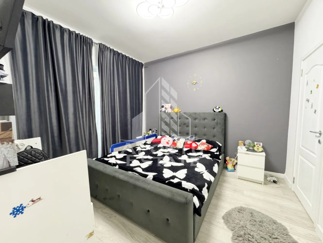 Apartament 2 camere de vanzare, 53mp utili + 8 mp balcon -Giroc - Agentia imobiliara APOSTU ESTATE va propune spre vanzare in exclusivitate un apartament cu 2 camere decomandat, pozitionat excelent in Giroc, judetul Timis.
Drumul de acces spre imobil este asfaltat. In apropiere se afla magazine si supermarket-uri precum Lidl, Profi, Mega Image, Penny, Scoala, Gradinita la o distanta de 5 minute, acces facil la mijloace de transport in comun.

Apartamentul se vinde complet mobilat si utilat, precum se observa in imagini.
Imobilul dispune de o suprafata de 53 mp utili + 8 mp balcon inchis si este situat la parter.

Compartimentare:

- hol acces.
- debara.
- dormitor cu dressing.
- bucatarie.
- baie cu geam si cada.
- living.
- balcon.

Detalii tehnice:

- constructie realizata in anul 2021 din caramida Porotherm.
- exterior izolat cu polistiren de 10 cm eps 80.
- pereti despartitori complet din caramida (fara rigips) tencuiti mecanizat finisati cu glet si vopsea lavabila.
- geamuri tripan cu izolare fonica si termica superioara, foarte mari si luminoase.
- centrala proprie pe gaz, sistem eficient de incalzire prin pardoseala.
- usa acces securizata, usi interioare MDF.
- electrocasnice in stare perfecta de functionare.
- 1 loc de parcare in CF.

Utilitati complete: curent, apa de la retea, canalizare, gaz, internet prin fibra optica, cablu TV.

Pret: 95.000 Euro
Pentru mai multe detalii nu ezitati sa ne contactati!

Acceptam orice fel de credit bancar. Oferim consultanta si solutii financiare prin colaboratorii nostri pentru a obtine cel mai avantajos credit Ipotecar sau Noua Casa.

Va asteptam cu drag la o vizionare chiar astazi!
CP 3193927