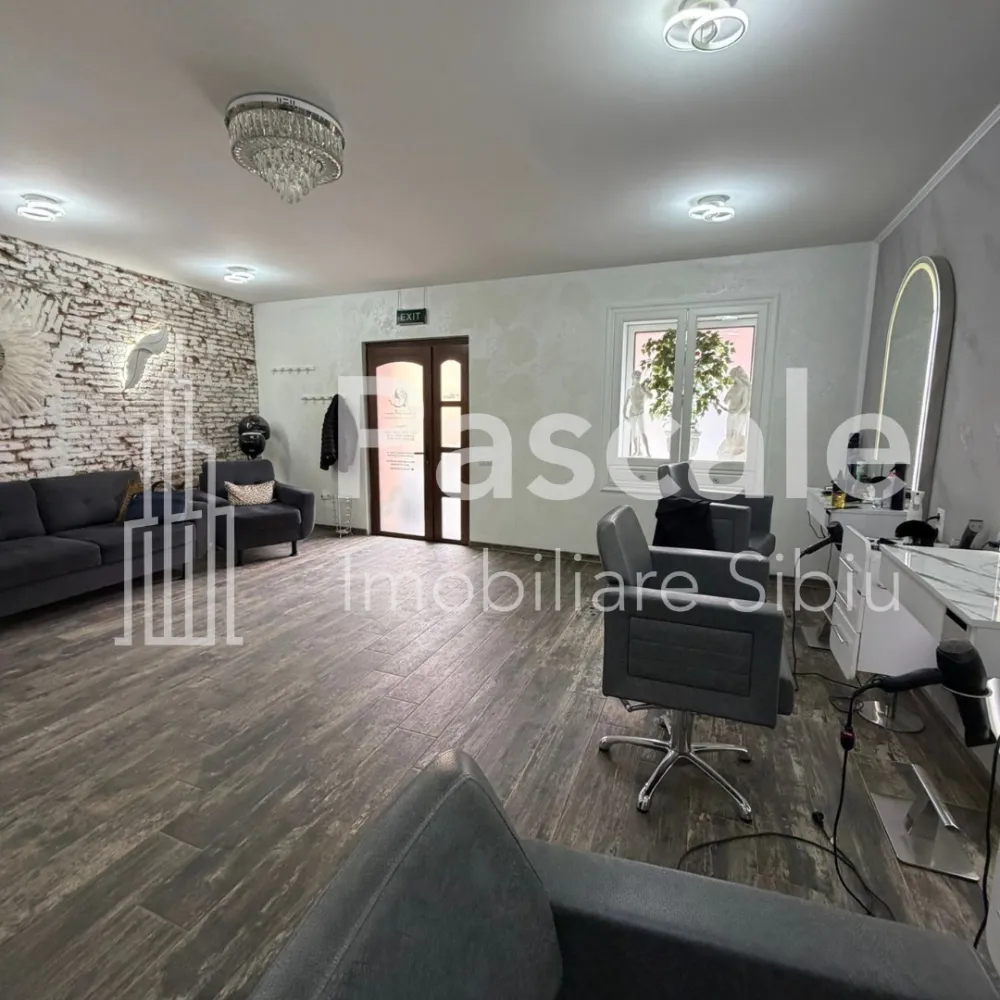 Spațiu comercial de vânzare – 110 mp | Zonă cu vad | Ideal afacere ✨ - Spațiu comercial modern, complet utilat – vad comercial excelentÎți prezentăm un spațiu comercial modern, complet utilat, situat într-o zonă cu trafic intens, perfect pentru dezvoltarea afacerii tale.Suprafață: 110 mpCompartimentare2 camere spațioaseSpațiu de depozitareBaieCameră tehnicăDotări premiumÎncălzire în pardosealăGaz, curent, apă, internetSistem video de supraveghereGeamuri și ușă de acces din termopan de calitate superioarăParcare în curteDestinație actuală: salon coafură &amp; frizerie – spațiul este deja funcțional și pregătit pentru preluare imediată.Avantaj major: zonă cu vad comercial excelent – vizibilitate și acces facil pentru clienți.Potrivit pentru: salon, cabinet, birouri, showroom, magazin, studio, clinică, sediu firmă etc.Investiție sigură într-o locație cu potențial ridicat. }}