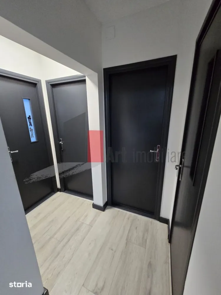 Vindem apartament cu 3 camere, Crângasi - Apartamentul este situat la 2 min de parcul Crângasi, la 5 min de statia de metrou si tramvai 41, Auchan, Lidl, piata Crângasi, Penny la 10 min.Promenada și Lacul Morii, 5 min dist 
.Apartamentul se afla la et 4/4, 3 camere, decomandat, 2 băi(una cu cabina de dus si cealalta cu cada), 2 balcoane.
Bucataria este open space cu holul nu cu livingul.
Se vinde mobilat cu mobila pe comandă si utilat cum se vede in poze.
Nu sunt probleme cu terasa(infiltrații).Peretii sunt placati cu rigips, in plus,cei exteriori si cu polistiren.Instalatii sanitare si electrice schimbate.
Prețul este de 159900 euro (negociabil)