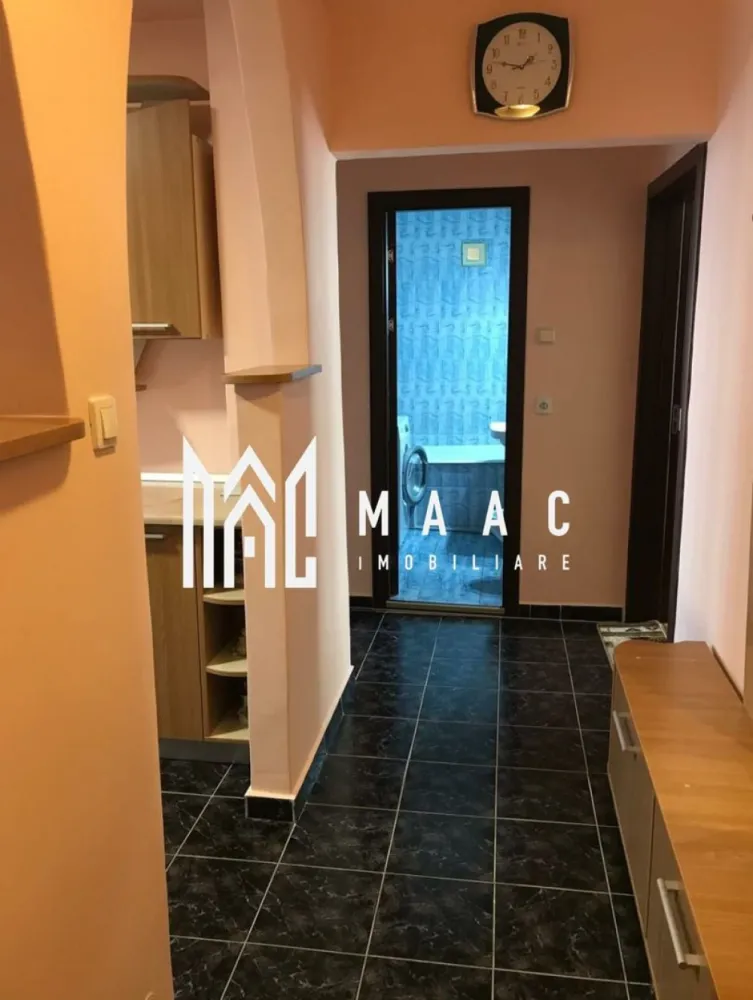 Apartament 2 camere | 65 MPU | Etaj 1 | Hipodrom 3 - MAAC Imobiliare vă propune spre vânzare un apartament cu 2 camere situat într-o zonă extrem de căutată și accesibilă a cartierului Hipodrom 3, în proximitatea Bulevardului Mihai Viteazu și a Pieței Rahovei. Locuința beneficiază de o compartimentare decomandată, fiind ideală pentru cei care își doresc un spațiu bine organizat și funcțional. Compartimentarea se face prin: -hol de acces -o bucătărie spațioasă cu deschidere directă într-o logie închisă -un living luminos -un dormitor cu pat matrimonial -o baie Apartamentul se predă complet mobilat și utilat, oferind viitorilor chiriași confortul unei mutări imediate fără investiții suplimentare. Amplasarea strategică asigură acces facil către zonele comerciale, instituții de învățământ și mijloace de transport în comun, păstrând în același timp o atmosferă liniștită. Condiții: - închiriere pe termen lung, -nu sunt acceptate animalele de companie -garanție în cuantumul unei chirii Pentru programarea unei vizionări sau mai multe detalii, contactați-ne și specificați ID: CP2926756 (codul proprietății) }}