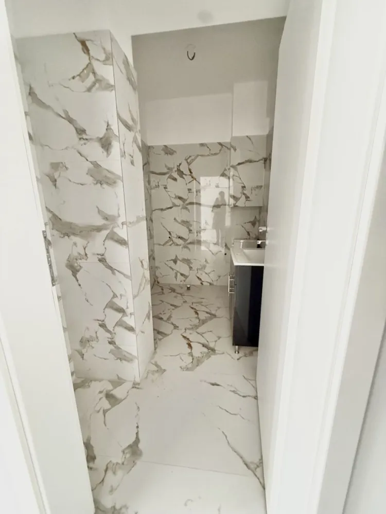 Garsoniera cartier Militari Residence- mutare imediata!! - TVA INCLUS !! Vă prezentăm o garsonieră deosebită, situată în cartierul Militari Residence, într-un bloc modern cu regim de înălțime P+3, poziționat strategic pentru a vă oferi confort și accesibilitate. Detalii proprietate: - Tip: Garsonieră - Etaj: 1 - Finalizata - mutare imediata !! - Locație: Militari Residence Avantaje: - Bloc nou, construit cu materiale de calitate, garantând un standard ridicat de confort. - Poziție excelentă, în imediata apropiere a mijloacelor de transport în comun, pentru o deplasare facilă către orice zonă a orașului. - Acces rapid la instituții educaționale (școli publice), centre comerciale, supermarketuri și mall-uri. - Zonă liniștită, ideală pentru locuit sau investiție. Acum este momentul să achiziționați locuința visurilor dumneavoastră! Contactați-ne pentru mai multe detalii și programarea unei vizionări. }}