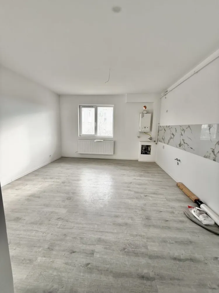 Garsoniera cartier Militari Residence- mutare imediata!! - TVA INCLUS !! Vă prezentăm o garsonieră deosebită, situată în cartierul Militari Residence, într-un bloc modern cu regim de înălțime P+3, poziționat strategic pentru a vă oferi confort și accesibilitate. Detalii proprietate: - Tip: Garsonieră - Etaj: 1 - Finalizata - mutare imediata !! - Locație: Militari Residence Avantaje: - Bloc nou, construit cu materiale de calitate, garantând un standard ridicat de confort. - Poziție excelentă, în imediata apropiere a mijloacelor de transport în comun, pentru o deplasare facilă către orice zonă a orașului. - Acces rapid la instituții educaționale (școli publice), centre comerciale, supermarketuri și mall-uri. - Zonă liniștită, ideală pentru locuit sau investiție. Acum este momentul să achiziționați locuința visurilor dumneavoastră! Contactați-ne pentru mai multe detalii și programarea unei vizionări. }}