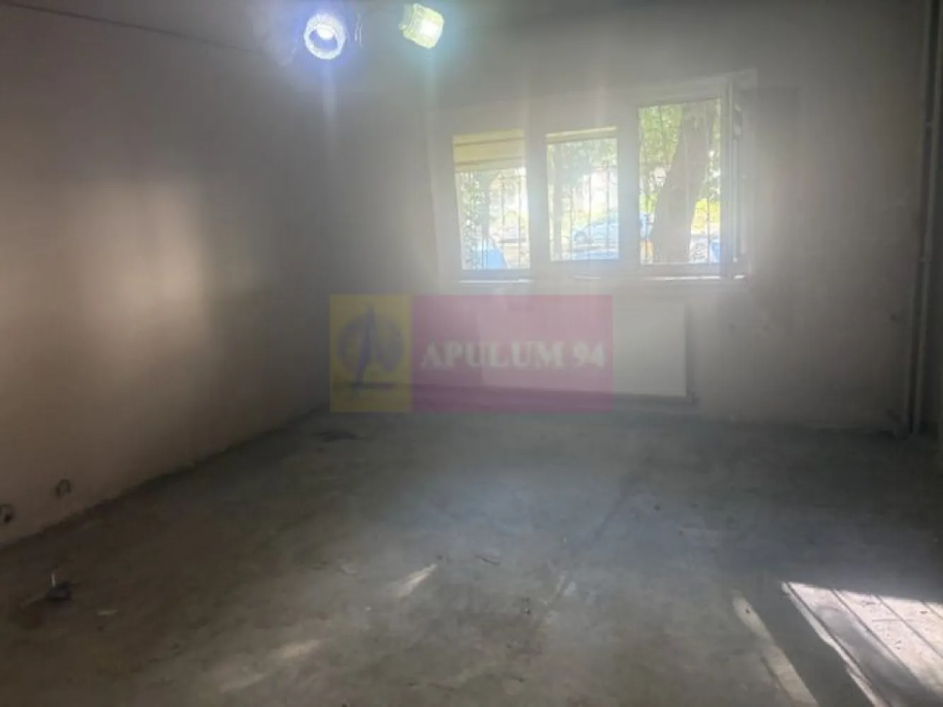 Garsoniera 13 Septembrie- Sebastian- Razoare. - Compania imobiliara Apulum 94 va propune o garsoniera situata pe Mihail Sebastian- in apropiere de metroul Razoare. 
Este situata la parter/8, intr-un bloc mixt construit in 1988, reabilitat. 
Garsoniera este cu centrala termica pe gaze, dar aceasta trebuie inlocuita. 
Interiorul necesita renovare totala.
Zona este foarte usor accesibila avand in apropiere metrou, statie stb, scoala, gradinita, hypermarket, piata, mall. 
Garsoniera este libera si se poate preda imediat. 
Pentru vizionare si alte detalii nu ezitati sa ma contactati pe nr 0733683446- Laura Ionescu.