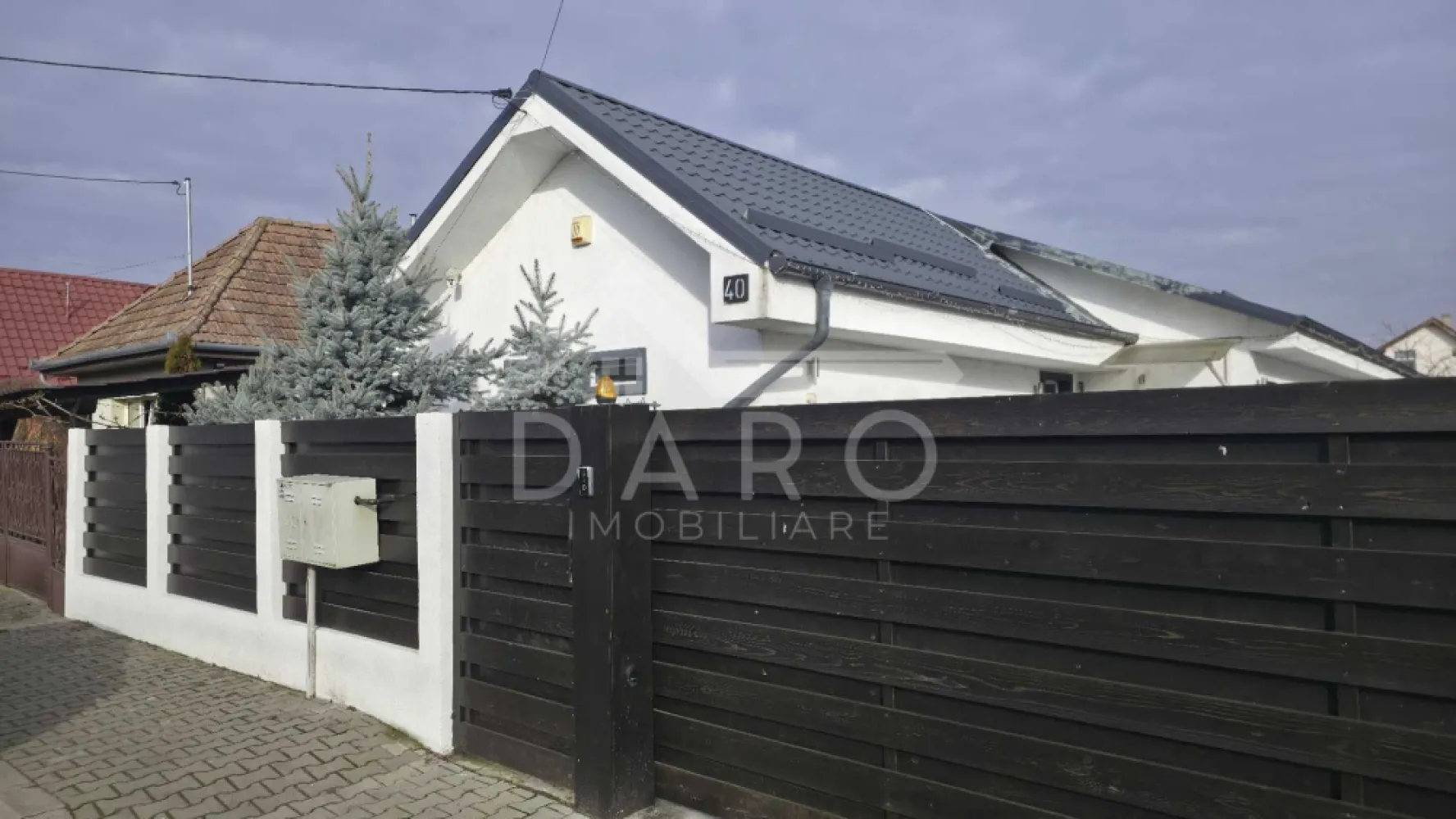 Casă de închiriat cartierul Unirii – complet mobilată și utilată - 🏡 Închiriere casă – Cartier Unirii | Curte mare | Garaj | 750 €/lună Se oferă spre închiriere casă spațioasă, situată într-o zonă liniștită din cartierul Unirii, ideală pentru o familie sau un cuplu care își dorește confort, intimitate și spațiu. 💰 Chirie: 750 €/lună 📐 Suprafață utilă: 100 mp 🌳 Teren: 750 mp ✔ disponibilă pentru mutare imediată ✔ singur în curte Detalii proprietate: ✔ casă complet mobilată și utilată ✔ camere luminoase și bine compartimentate ✔ bucătărie complet echipată ✔ baie utilată ✔ garaj inclus ✔ spațiu verde generos ✔ curte mare, ideală pentru relaxare, copii sau animale Avantaje: 📍 zonă liniștită și aerisită 📍 cartier rezidențial apreciat 📍 intimitate totală 📍 ideală pentru un stil de viață confortabil și relaxat 💎 O locuință perfectă pentru cei care caută liniște, spațiu și confort, departe de aglomerația orașului. 🤝 Proprietate promovată prin DARO Imobiliare 💳 Te gândești ca în viitor să îți cumperi propria locuință? Prin Kiwi Finance îți ofer: ✔ analiză GRATUITĂ a eligibilității ✔ acces la oferte de la peste 12 bănci ✔ negocierea dobânzii în favoarea ta ✔ suport complet până la semnare 📞 Detalii și vizionări: Coman Maria – DARO Imobiliare & Kiwi Finance 📱 0749 535 729 🔑 DARO Imobiliare – găsim locuința potrivită. 💳 Kiwi Finance – obținem creditul pentru a o cumpăra. }}