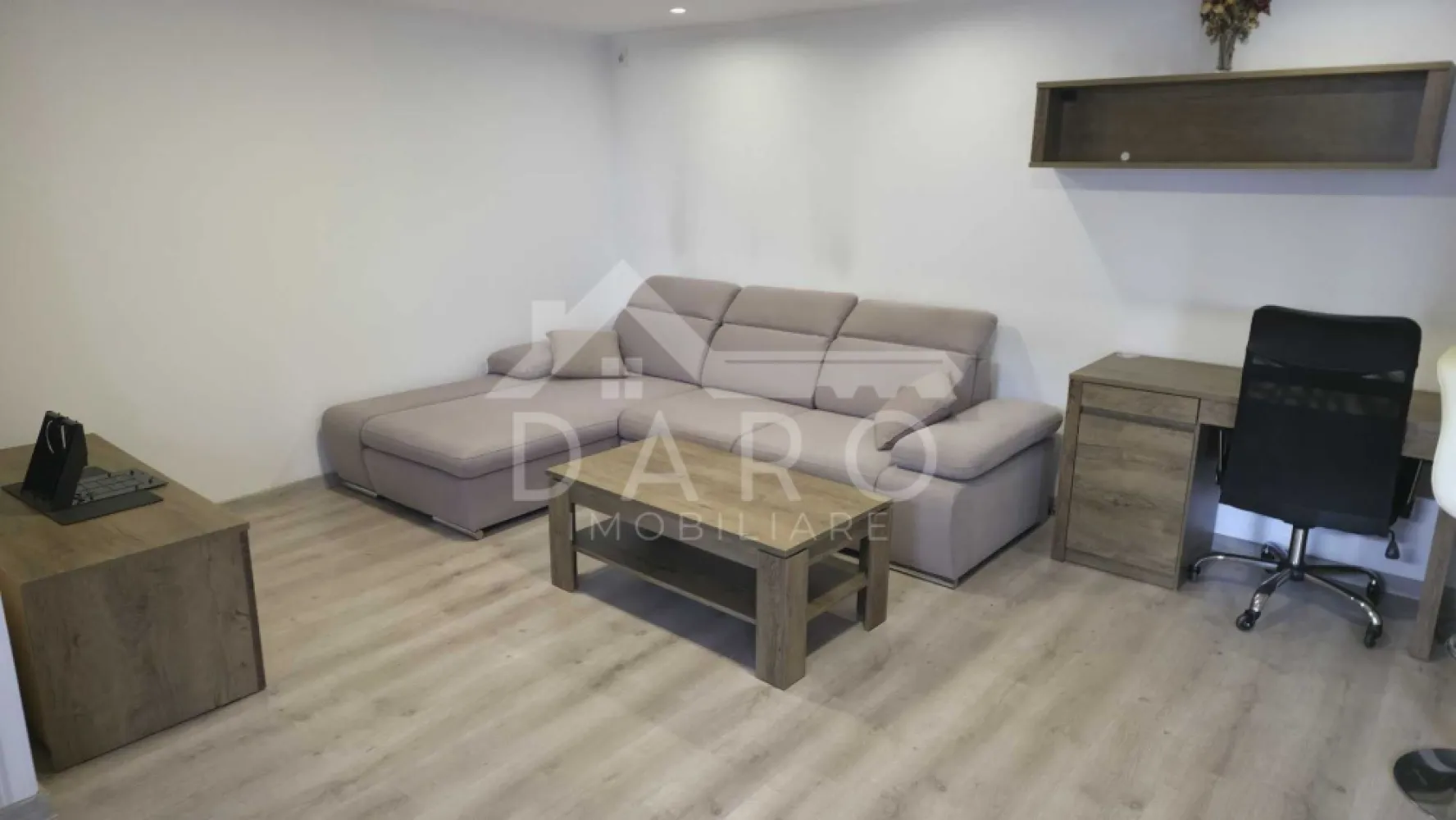 Casă de închiriat cartierul Unirii – complet mobilată și utilată - 🏡 Închiriere casă – Cartier Unirii | Curte mare | Garaj | 750 €/lună Se oferă spre închiriere casă spațioasă, situată într-o zonă liniștită din cartierul Unirii, ideală pentru o familie sau un cuplu care își dorește confort, intimitate și spațiu. 💰 Chirie: 750 €/lună 📐 Suprafață utilă: 100 mp 🌳 Teren: 750 mp ✔ disponibilă pentru mutare imediată ✔ singur în curte Detalii proprietate: ✔ casă complet mobilată și utilată ✔ camere luminoase și bine compartimentate ✔ bucătărie complet echipată ✔ baie utilată ✔ garaj inclus ✔ spațiu verde generos ✔ curte mare, ideală pentru relaxare, copii sau animale Avantaje: 📍 zonă liniștită și aerisită 📍 cartier rezidențial apreciat 📍 intimitate totală 📍 ideală pentru un stil de viață confortabil și relaxat 💎 O locuință perfectă pentru cei care caută liniște, spațiu și confort, departe de aglomerația orașului. 🤝 Proprietate promovată prin DARO Imobiliare 💳 Te gândești ca în viitor să îți cumperi propria locuință? Prin Kiwi Finance îți ofer: ✔ analiză GRATUITĂ a eligibilității ✔ acces la oferte de la peste 12 bănci ✔ negocierea dobânzii în favoarea ta ✔ suport complet până la semnare 📞 Detalii și vizionări: Coman Maria – DARO Imobiliare & Kiwi Finance 📱 0749 535 729 🔑 DARO Imobiliare – găsim locuința potrivită. 💳 Kiwi Finance – obținem creditul pentru a o cumpăra. }}