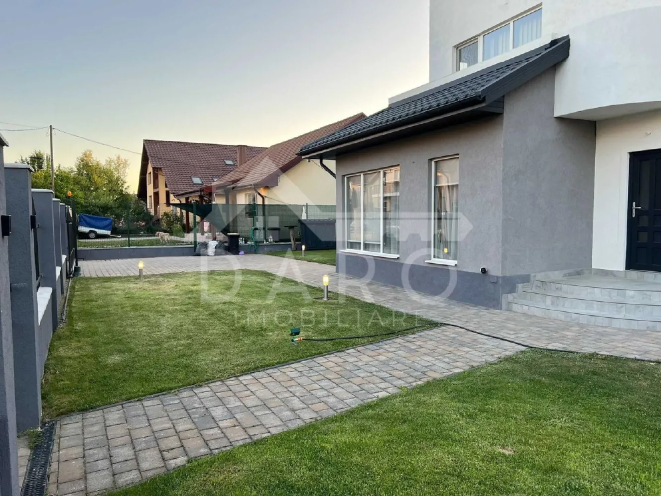 Inchiriez casa noua 7 Noiembrie / Nordului (panouri solare si AC) - 🏡 Casă modernă de vânzare sau închiriere – Zona Nordului / 7 Noiembrie | Panouri solare | Complet amenajată Proprietate unifamilială complet renovată – ca nouă, situată într-o zonă liniștită, pe stradă privată, la ieșirea din Târgu Mureș spre Sângeorgiu de Mureș (zona str. Nordului / 7 Noiembrie). Ideală pentru o familie care își dorește confort, eficiență energetică și mutare imediată, fără investiții suplimentare. 📐 Suprafață utilă: 175 mp (213 mp construiți) 🌳 Teren: 450 mp + 50 mp cotă drum privat 💰 Preț vânzare: 357.000 € 💰 Chirie: 1.000 €/lună ✔ disponibilă pentru mutare imediată ✔ se vinde și se închiriază complet amenajată (interior + exterior) Compartimentare: ✔ living + dining generos (42 mp) ✔ bucătărie separată (14 mp) ✔ cămară + debara ✔ 3 dormitoare (18 mp, 15 mp, 14 mp) ✔ birou / spațiu de lucru ✔ 2 băi ✔ 2 dressing-uri ✔ terasă (16 mp) ✔ balcon Curte amenajată complet: ✔ pavaj premium Semmelrock – Appia Antica ✔ gazon și arbori ornamentali ✔ iluminat exterior smart, programabil ✔ parcare pentru 2 mașini cu acces individual ✔ cabană din lemn pentru depozitare Dotări tehnice & confort: ✔ panouri fotovoltaice + baterie 15 kW – costuri reduse ✔ centrală termică pe gaz ✔ aer condiționat în living și dormitor ✔ suprafețe vitrate mari – lumină naturală excelentă ✔ toate utilitățile: apă, gaz, curent, canalizare ✔ acces rapid – 100 m drum asfaltat Locație excelentă: 📍 Spitalul Județean – 2 km 📍 Centru Tg. Mureș – 3,5 km 📍 Lidl – 800 m 📍 Medex – 1,3 km 📍 acces pietonal către zona Weekend 📍 stație transport public – 700 m 📍 zonă liniștită, rezidențială 💎 O locuință modernă, eficientă energetic, perfectă pentru un stil de viață confortabil sau ca investiție premium. 🤝 Proprietate promovată prin DARO Imobiliare 💳 Pentru achiziție, prin Kiwi Finance beneficiezi de: ✔ analiză GRATUITĂ a eligibilității ✔ oferte de la peste 12 bănci ✔ negocierea dobânzii în favoarea ta ✔ suport complet până la semnarea contractului 📞 Detalii și vizionări: Coman Maria – DARO Imobiliare & Kiwi Finance 📱 0749 535 729 🔑 DARO Imobiliare – proprietăți premium pentru clienți premium. 💳 Kiwi Finance – obținem creditul pentru a o cumpăra. }}