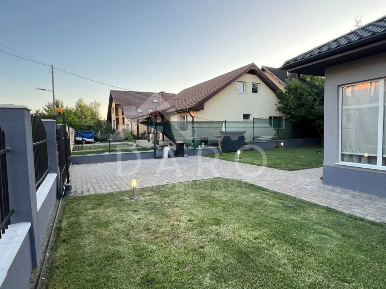 Inchiriez casa noua 7 Noiembrie / Nordului (panouri solare si AC) - 🏡 Casă modernă de vânzare sau închiriere – Zona Nordului / 7 Noiembrie | Panouri solare | Complet amenajată Proprietate unifamilială complet renovată – ca nouă, situată într-o zonă liniștită, pe stradă privată, la ieșirea din Târgu Mureș spre Sângeorgiu de Mureș (zona str. Nordului / 7 Noiembrie). Ideală pentru o familie care își dorește confort, eficiență energetică și mutare imediată, fără investiții suplimentare. 📐 Suprafață utilă: 175 mp (213 mp construiți) 🌳 Teren: 450 mp + 50 mp cotă drum privat 💰 Preț vânzare: 357.000 € 💰 Chirie: 1.000 €/lună ✔ disponibilă pentru mutare imediată ✔ se vinde și se închiriază complet amenajată (interior + exterior) Compartimentare: ✔ living + dining generos (42 mp) ✔ bucătărie separată (14 mp) ✔ cămară + debara ✔ 3 dormitoare (18 mp, 15 mp, 14 mp) ✔ birou / spațiu de lucru ✔ 2 băi ✔ 2 dressing-uri ✔ terasă (16 mp) ✔ balcon Curte amenajată complet: ✔ pavaj premium Semmelrock – Appia Antica ✔ gazon și arbori ornamentali ✔ iluminat exterior smart, programabil ✔ parcare pentru 2 mașini cu acces individual ✔ cabană din lemn pentru depozitare Dotări tehnice & confort: ✔ panouri fotovoltaice + baterie 15 kW – costuri reduse ✔ centrală termică pe gaz ✔ aer condiționat în living și dormitor ✔ suprafețe vitrate mari – lumină naturală excelentă ✔ toate utilitățile: apă, gaz, curent, canalizare ✔ acces rapid – 100 m drum asfaltat Locație excelentă: 📍 Spitalul Județean – 2 km 📍 Centru Tg. Mureș – 3,5 km 📍 Lidl – 800 m 📍 Medex – 1,3 km 📍 acces pietonal către zona Weekend 📍 stație transport public – 700 m 📍 zonă liniștită, rezidențială 💎 O locuință modernă, eficientă energetic, perfectă pentru un stil de viață confortabil sau ca investiție premium. 🤝 Proprietate promovată prin DARO Imobiliare 💳 Pentru achiziție, prin Kiwi Finance beneficiezi de: ✔ analiză GRATUITĂ a eligibilității ✔ oferte de la peste 12 bănci ✔ negocierea dobânzii în favoarea ta ✔ suport complet până la semnarea contractului 📞 Detalii și vizionări: Coman Maria – DARO Imobiliare & Kiwi Finance 📱 0749 535 729 🔑 DARO Imobiliare – proprietăți premium pentru clienți premium. 💳 Kiwi Finance – obținem creditul pentru a o cumpăra. }}