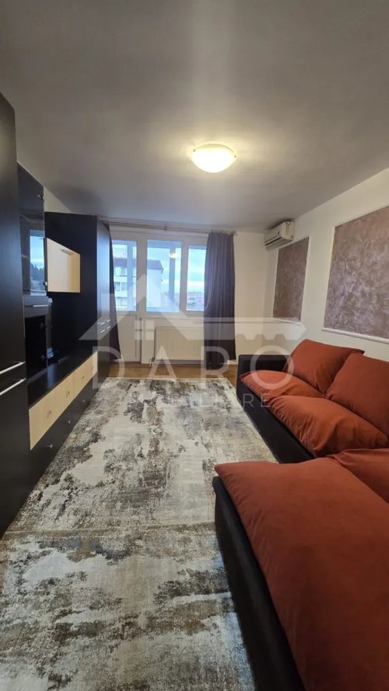Închiriez apartament modern cu 3 camere, poziție centrala - 🏡 Închiriere apartament 3 camere – 70 mp | Zona Poli 2 | Disponibil imediat Se oferă spre închiriere apartament cu 3 camere, situat în Târgu Mureș, zona Poli 2, la etajul 7 al unui bloc izolat termic. Locuința este ideală pentru familie, cuplu sau persoane care își doresc confort și acces rapid către zona centrală. 📐 Suprafață utilă: 70 mp ✔ disponibil pentru mutare imediată ✔ spațios, luminos și bine compartimentat Compartimentare: ✔ living generos ✔ două dormitoare ✔ bucătărie complet utilată ✔ baie ✔ balcon de 7 mp, izolat și închis cu termopan Dotări și beneficii: ✔ recent renovat ✔ centrală termică proprie ✔ aer condiționat ✔ mașină de spălat vase ✔ mașină de spălat rufe ✔ cuptor cu microunde ✔ bloc izolat termic – costuri reduse de întreținere Avantaje locație: 📍 zonă liniștită și bine conectată 📍 aproape de magazine și supermarketuri 📍 în apropiere de școli și universități 📍 acces rapid la mijloace de transport 📍 legătură facilă către centrul orașului 💎 O locuință confortabilă, pregătită pentru mutare, ideală pentru viața de zi cu zi. 🤝 Proprietate promovată prin DARO Imobiliare 💳 Te gândești să îți cumperi propria locuință? Prin Kiwi Finance îți ofer: ✔ analiză GRATUITĂ a eligibilității ✔ acces la oferte de la peste 12 bănci ✔ negocierea dobânzii în favoarea ta ✔ suport complet până la semnare 📞 Detalii și vizionări: Coman Maria – DARO Imobiliare & Kiwi Finance 📱 0749 535 729 🔑 DARO Imobiliare – găsim locuința potrivită. 💳 Kiwi Finance – obținem creditul pentru a o cumpăra. }}