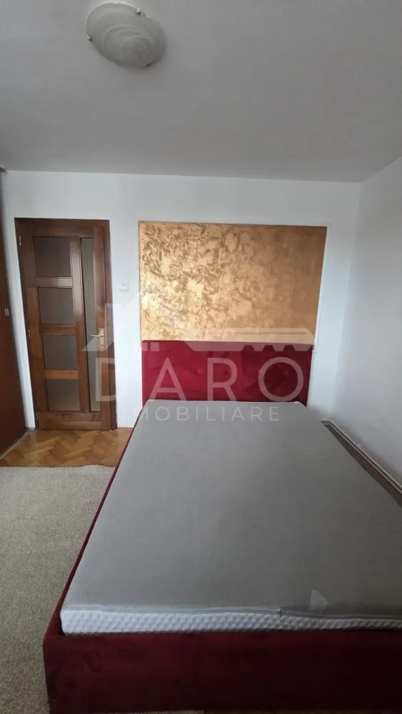 Închiriez apartament modern cu 3 camere, poziție centrala - 🏡 Închiriere apartament 3 camere – 70 mp | Zona Poli 2 | Disponibil imediat Se oferă spre închiriere apartament cu 3 camere, situat în Târgu Mureș, zona Poli 2, la etajul 7 al unui bloc izolat termic. Locuința este ideală pentru familie, cuplu sau persoane care își doresc confort și acces rapid către zona centrală. 📐 Suprafață utilă: 70 mp ✔ disponibil pentru mutare imediată ✔ spațios, luminos și bine compartimentat Compartimentare: ✔ living generos ✔ două dormitoare ✔ bucătărie complet utilată ✔ baie ✔ balcon de 7 mp, izolat și închis cu termopan Dotări și beneficii: ✔ recent renovat ✔ centrală termică proprie ✔ aer condiționat ✔ mașină de spălat vase ✔ mașină de spălat rufe ✔ cuptor cu microunde ✔ bloc izolat termic – costuri reduse de întreținere Avantaje locație: 📍 zonă liniștită și bine conectată 📍 aproape de magazine și supermarketuri 📍 în apropiere de școli și universități 📍 acces rapid la mijloace de transport 📍 legătură facilă către centrul orașului 💎 O locuință confortabilă, pregătită pentru mutare, ideală pentru viața de zi cu zi. 🤝 Proprietate promovată prin DARO Imobiliare 💳 Te gândești să îți cumperi propria locuință? Prin Kiwi Finance îți ofer: ✔ analiză GRATUITĂ a eligibilității ✔ acces la oferte de la peste 12 bănci ✔ negocierea dobânzii în favoarea ta ✔ suport complet până la semnare 📞 Detalii și vizionări: Coman Maria – DARO Imobiliare & Kiwi Finance 📱 0749 535 729 🔑 DARO Imobiliare – găsim locuința potrivită. 💳 Kiwi Finance – obținem creditul pentru a o cumpăra. }}