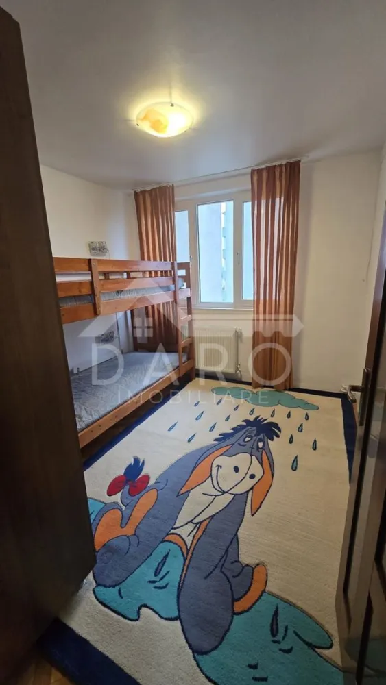 Închiriez apartament modern cu 3 camere, poziție centrala - 🏡 Închiriere apartament 3 camere – 70 mp | Zona Poli 2 | Disponibil imediat Se oferă spre închiriere apartament cu 3 camere, situat în Târgu Mureș, zona Poli 2, la etajul 7 al unui bloc izolat termic. Locuința este ideală pentru familie, cuplu sau persoane care își doresc confort și acces rapid către zona centrală. 📐 Suprafață utilă: 70 mp ✔ disponibil pentru mutare imediată ✔ spațios, luminos și bine compartimentat Compartimentare: ✔ living generos ✔ două dormitoare ✔ bucătărie complet utilată ✔ baie ✔ balcon de 7 mp, izolat și închis cu termopan Dotări și beneficii: ✔ recent renovat ✔ centrală termică proprie ✔ aer condiționat ✔ mașină de spălat vase ✔ mașină de spălat rufe ✔ cuptor cu microunde ✔ bloc izolat termic – costuri reduse de întreținere Avantaje locație: 📍 zonă liniștită și bine conectată 📍 aproape de magazine și supermarketuri 📍 în apropiere de școli și universități 📍 acces rapid la mijloace de transport 📍 legătură facilă către centrul orașului 💎 O locuință confortabilă, pregătită pentru mutare, ideală pentru viața de zi cu zi. 🤝 Proprietate promovată prin DARO Imobiliare 💳 Te gândești să îți cumperi propria locuință? Prin Kiwi Finance îți ofer: ✔ analiză GRATUITĂ a eligibilității ✔ acces la oferte de la peste 12 bănci ✔ negocierea dobânzii în favoarea ta ✔ suport complet până la semnare 📞 Detalii și vizionări: Coman Maria – DARO Imobiliare & Kiwi Finance 📱 0749 535 729 🔑 DARO Imobiliare – găsim locuința potrivită. 💳 Kiwi Finance – obținem creditul pentru a o cumpăra. }}
