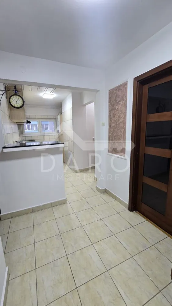 Închiriez apartament modern cu 3 camere, poziție centrala - 🏡 Închiriere apartament 3 camere – 70 mp | Zona Poli 2 | Disponibil imediat Se oferă spre închiriere apartament cu 3 camere, situat în Târgu Mureș, zona Poli 2, la etajul 7 al unui bloc izolat termic. Locuința este ideală pentru familie, cuplu sau persoane care își doresc confort și acces rapid către zona centrală. 📐 Suprafață utilă: 70 mp ✔ disponibil pentru mutare imediată ✔ spațios, luminos și bine compartimentat Compartimentare: ✔ living generos ✔ două dormitoare ✔ bucătărie complet utilată ✔ baie ✔ balcon de 7 mp, izolat și închis cu termopan Dotări și beneficii: ✔ recent renovat ✔ centrală termică proprie ✔ aer condiționat ✔ mașină de spălat vase ✔ mașină de spălat rufe ✔ cuptor cu microunde ✔ bloc izolat termic – costuri reduse de întreținere Avantaje locație: 📍 zonă liniștită și bine conectată 📍 aproape de magazine și supermarketuri 📍 în apropiere de școli și universități 📍 acces rapid la mijloace de transport 📍 legătură facilă către centrul orașului 💎 O locuință confortabilă, pregătită pentru mutare, ideală pentru viața de zi cu zi. 🤝 Proprietate promovată prin DARO Imobiliare 💳 Te gândești să îți cumperi propria locuință? Prin Kiwi Finance îți ofer: ✔ analiză GRATUITĂ a eligibilității ✔ acces la oferte de la peste 12 bănci ✔ negocierea dobânzii în favoarea ta ✔ suport complet până la semnare 📞 Detalii și vizionări: Coman Maria – DARO Imobiliare & Kiwi Finance 📱 0749 535 729 🔑 DARO Imobiliare – găsim locuința potrivită. 💳 Kiwi Finance – obținem creditul pentru a o cumpăra. }}
