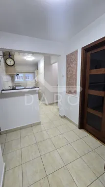 Închiriez apartament modern cu 3 camere, poziție centrala