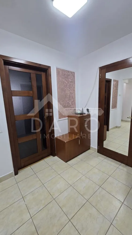Închiriez apartament modern cu 3 camere, poziție centrala